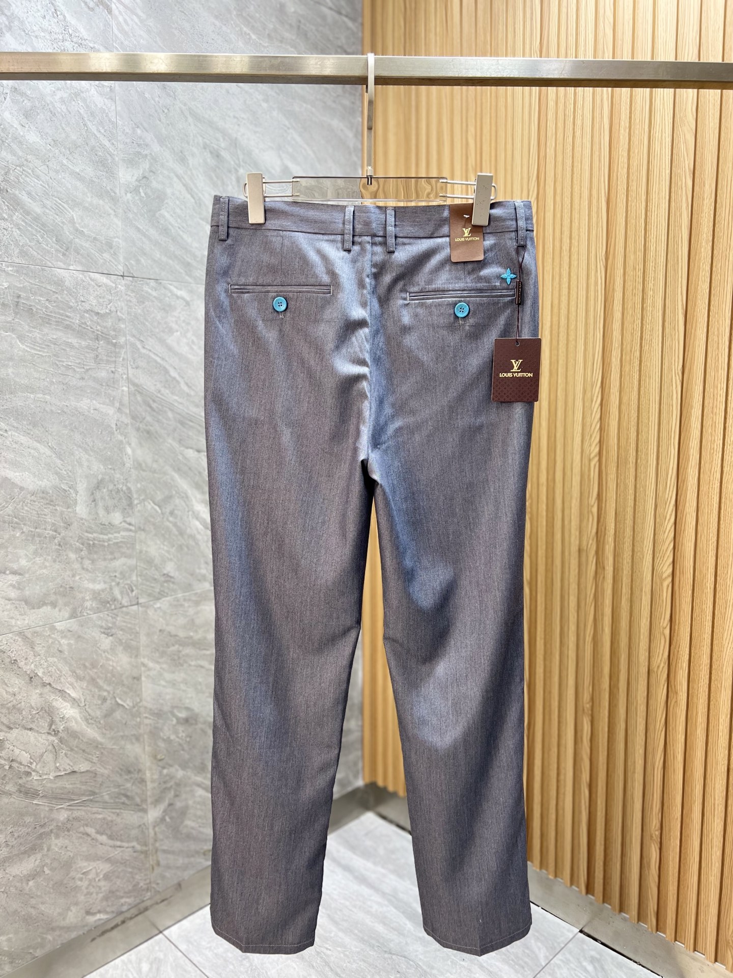 מכנסיים נינוחים של Louis Vuitton - קולקציית אביב/קיץ 2025 10 i1749986152367 3744 0 5
