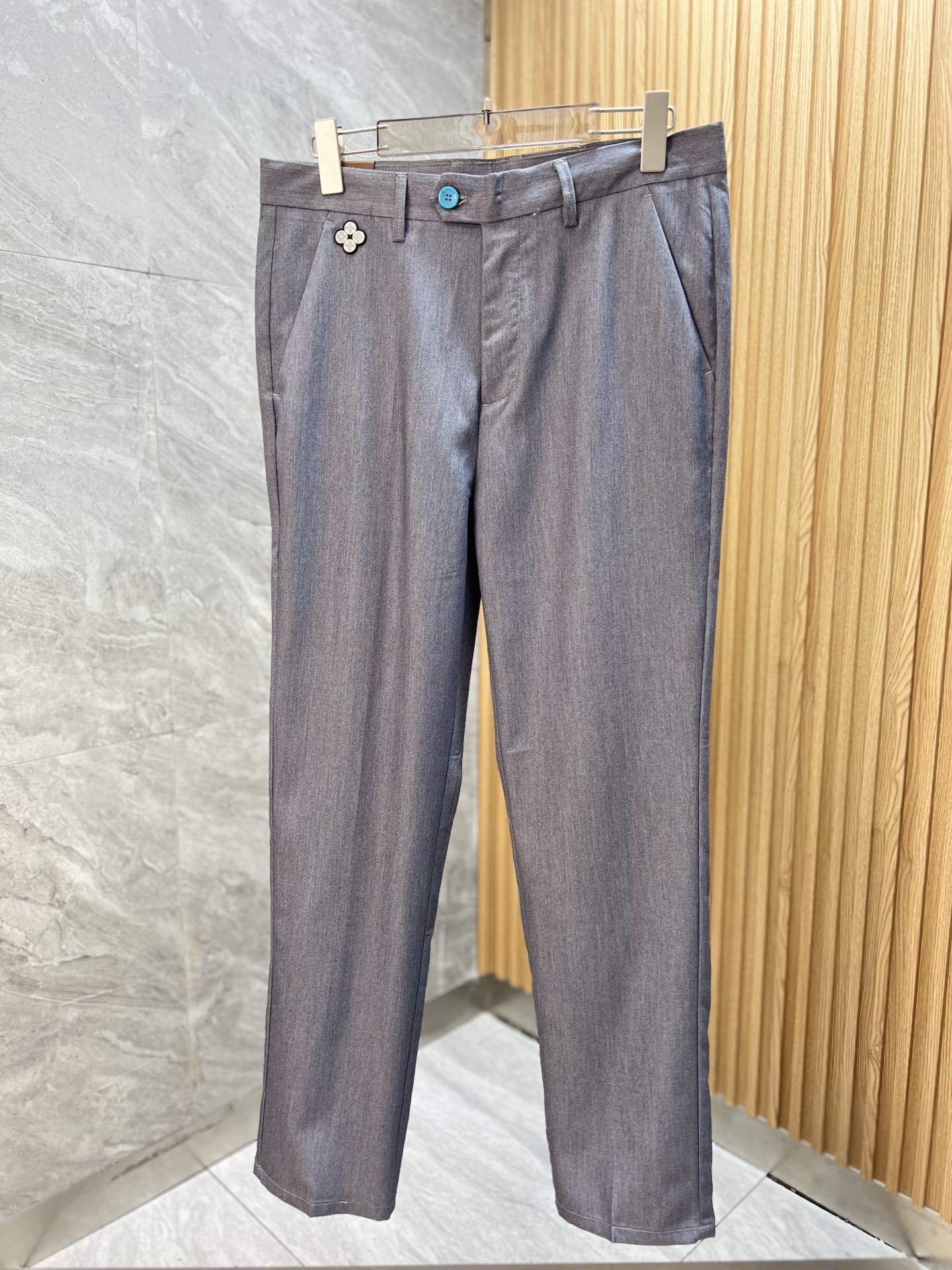 מכנסיים נינוחים של Louis Vuitton - קולקציית אביב/קיץ 2025 5 i1749986152369 5132 0 0
