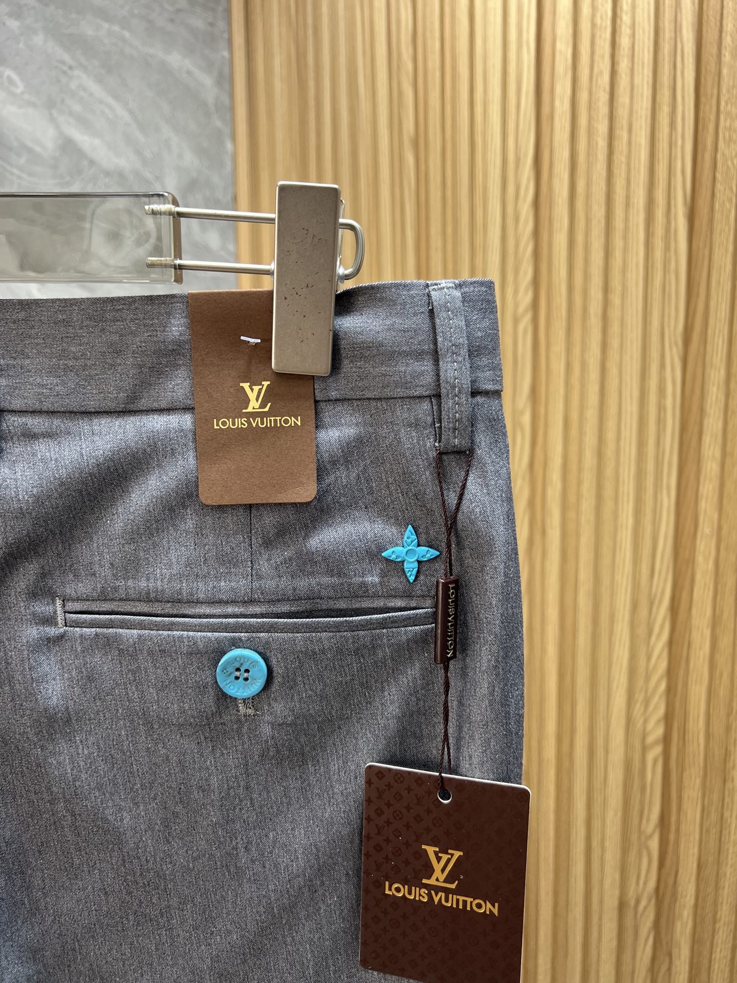 מכנסיים נינוחים של Louis Vuitton - קולקציית אביב/קיץ 2025 9 i1749986152489 5224 0 4