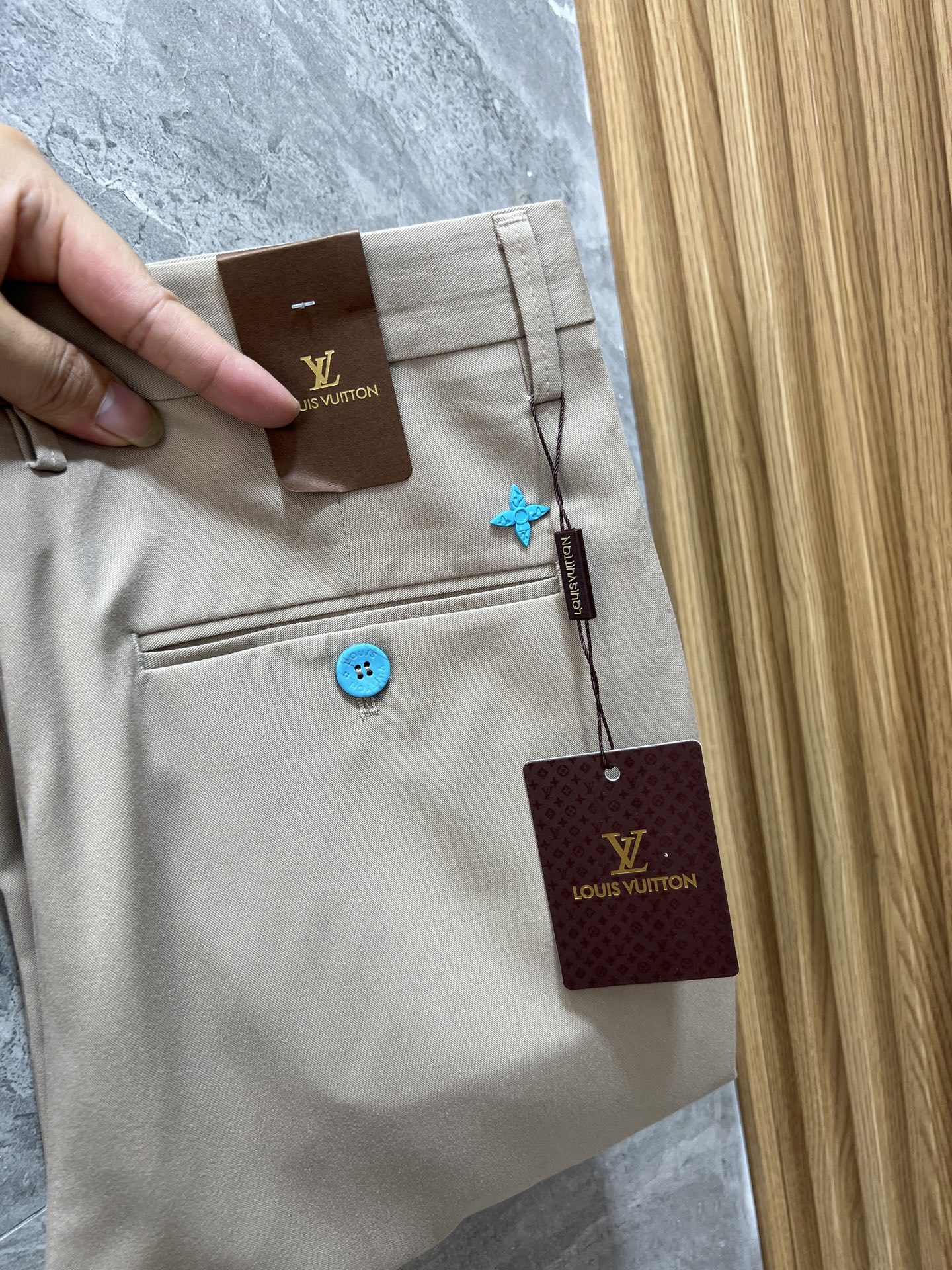 מכנסיים נינוחים של Louis Vuitton - קולקציית אביב/קיץ 2025 2 i1749986152526 1949 0 8