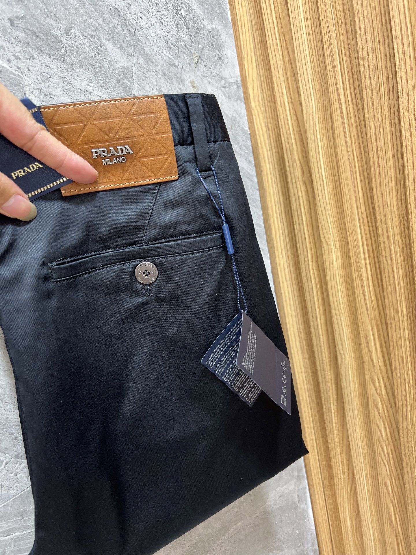 NO:452095,Prada/Prada 2025 spring and summer new products, complete three standards, trousers, casual pants, good products, don't need to introduce too much, look at the details, counter number 29-36 / 140 upper body 32 sizes,,prada,prada,alexander wang19860909Prada/普拉达 2025春夏新品 三标齐全 西裤 休闲裤 好货不用过多介绍 看细节 专柜码数29-36 /140上身32码,,prada,prada,alexander wang,Men's clothing