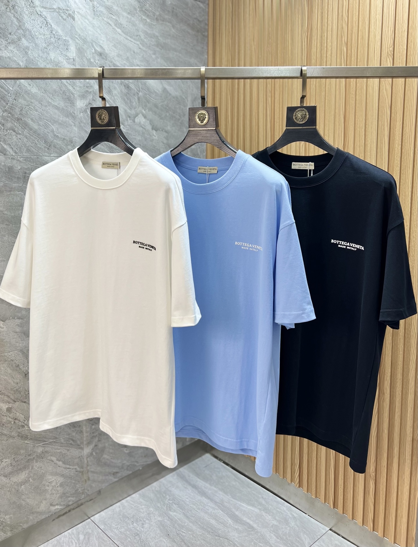 NO:462348,BV 2025 Spring and Summer New Products are available, with three standards, round neck short-sleeved T-shirts. Don’t need to introduce too much good products. Look at the details. Counter code M-XXL/suggestions M,,bottega veneta,T-shirt,tees,t-shirt,alexander wang19860909BV 2025年春夏新品上新 三标齐全 圆领短袖T恤 好货不用过多介绍 看细节 专柜码数M-XXL /建议M,,bottega veneta,T-shirt,tees，t-shirt,alexander wang,Men's clothing