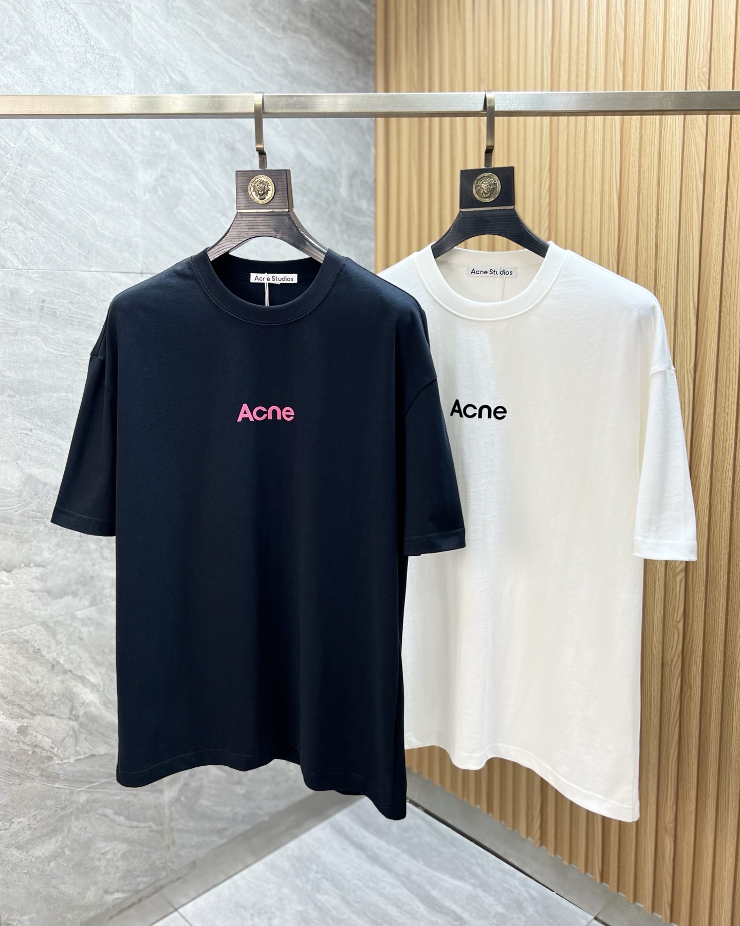 NO:462362,Acne 2025 spring and summer new products are available, complete three standards, round neck short-sleeved T-shirt, no need to introduce too much good products, look at the details, counter code M-XXL / Suggestions M,,acne studios, T-shirt,tees, t-shirt,alexander wang19860909Acne 2025年春夏新品上新 三标齐全 圆领短袖T恤 好货不用过多介绍 看细节 专柜码数M-XXL /建议M,,acne studios,T-shirt,tees，t-shirt,alexander wang,Men's clothing