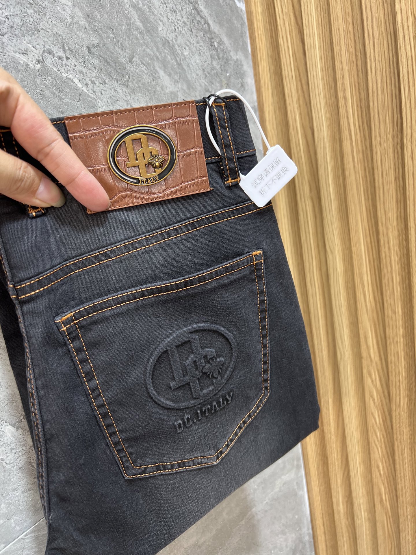 NO:457777,Dior 2025 Spring and Summer New Products, Complete Three Standards, Jeans, Don’t need to introduce too much good products, look at the details, the counter number is 29-38 / 140 upper body 32 sizes,,dior,jeans,alexander wang19860909迪奥 2025春夏新品 三标齐全 牛仔裤 好货不用过多介绍 看细节 专柜码数29-38 /140上身32码,,dior,jeans,alexander wang,Men's clothing