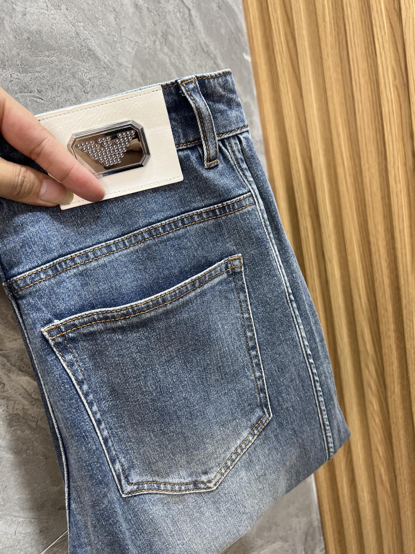 NO:457783,Armani 2025 Spring and Summer New Products, Complete Three Standards, Jeans, Don’t need to introduce too much good products, look at the details, the counter number is 29-38 / 140 upper body 32, Armani, jeans, alexander wang19860909阿玛尼 2025春夏新品 三标齐全 牛仔裤 好货不用过多介绍 看细节 专柜码数29-38 /140上身32码,,armani,jeans,alexander wang,Men's clothing