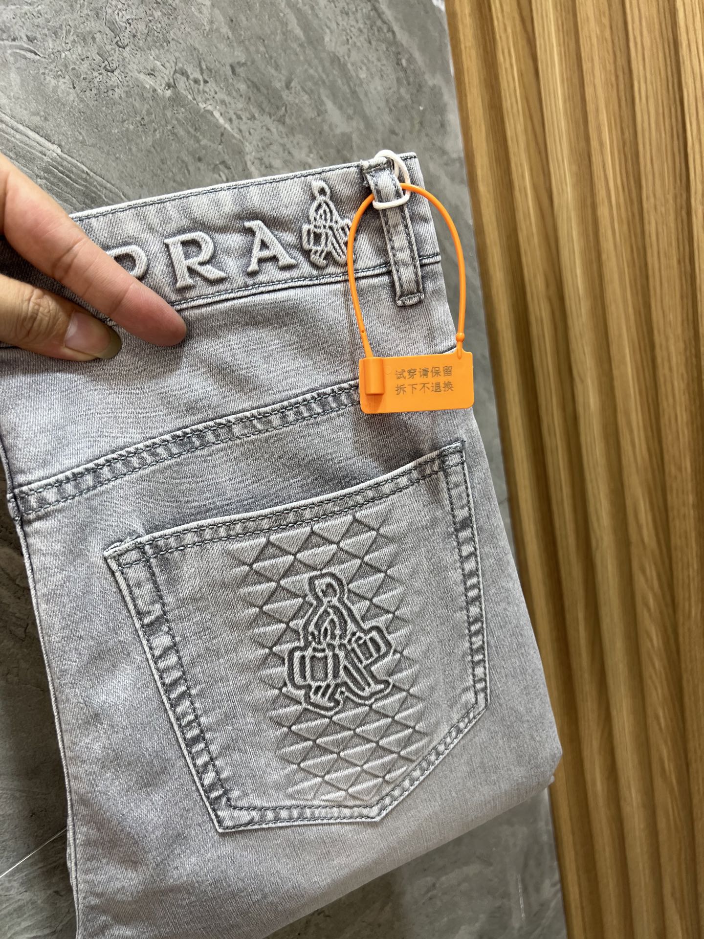 NO:457789,Prada/Prada 2025 Spring and Summer New Products, Complete Three Standards, Jeans, Don’t need to introduce too much good products, look at the details, the counter number is 29-38 / 140 upper body 32,,prada,prada,jeans,alexander wang19860909Prada/普拉达 2025春夏新品 三标齐全 牛仔裤 好货不用过多介绍 看细节 专柜码数29-38 /140上身32码,,prada,prada,jeans,alexander wang,Men's clothing