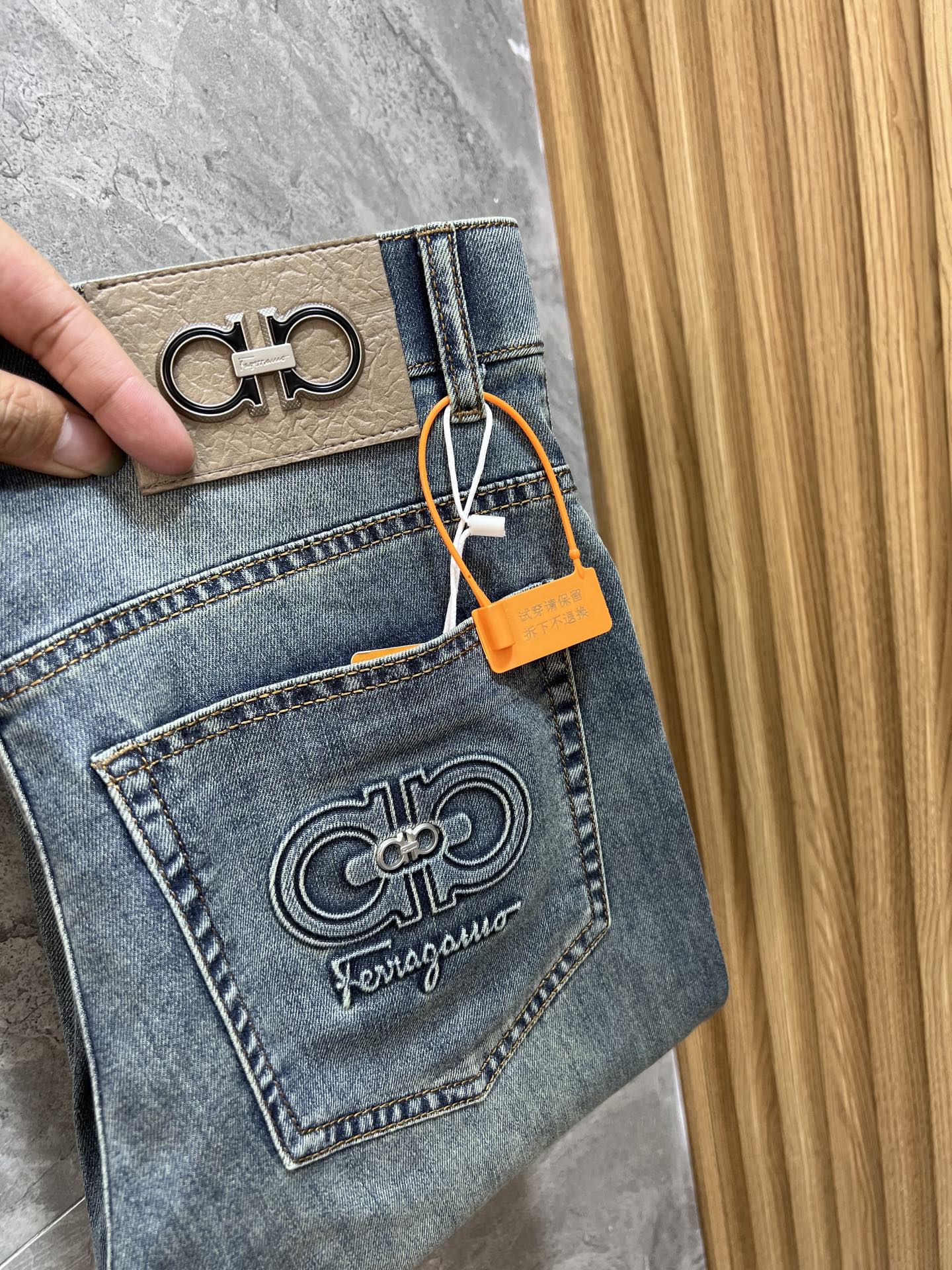 NO:455136,SF/Ferragamo 2025 spring and summer new product, complete three standards, jeans, good products, don't need to be introduced too much, look at the details, counter code number 29-38 175/140 upper body 32 sizes, ferragamo, jeans, alexander wang19860909SF/菲拉格慕 2025春夏新品 三标齐全 牛仔裤 好货不用过多介绍 看细节 专柜码数29-38 175/140上身32码,,ferragamo,jeans,alexander wang,Men's clothing