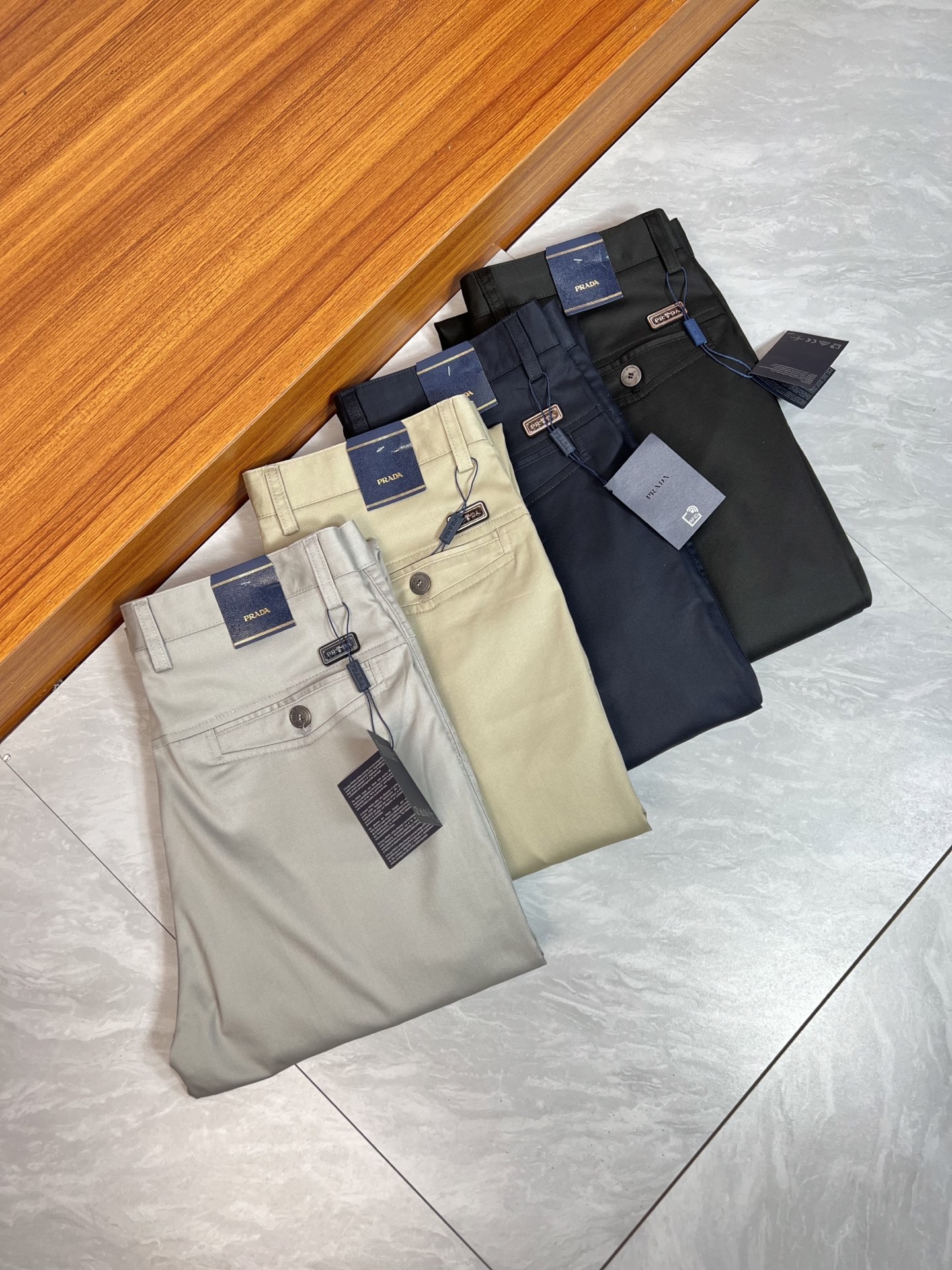 NO:459269,Prada/Prada 2025 spring and summer new product, complete three-standard trousers, casual pants, good products, don't need to introduce too much, look at the details, counter number 29-36 175/140 upper body 32 sizes,,prada,prada,alexander wang19860909Prada/普拉达 2025春夏新品 三标齐全 西裤 休闲裤 好货不用过多介绍 看细节 专柜码数29-36 175/140上身32码,,prada,prada,alexander wang,Men's clothing