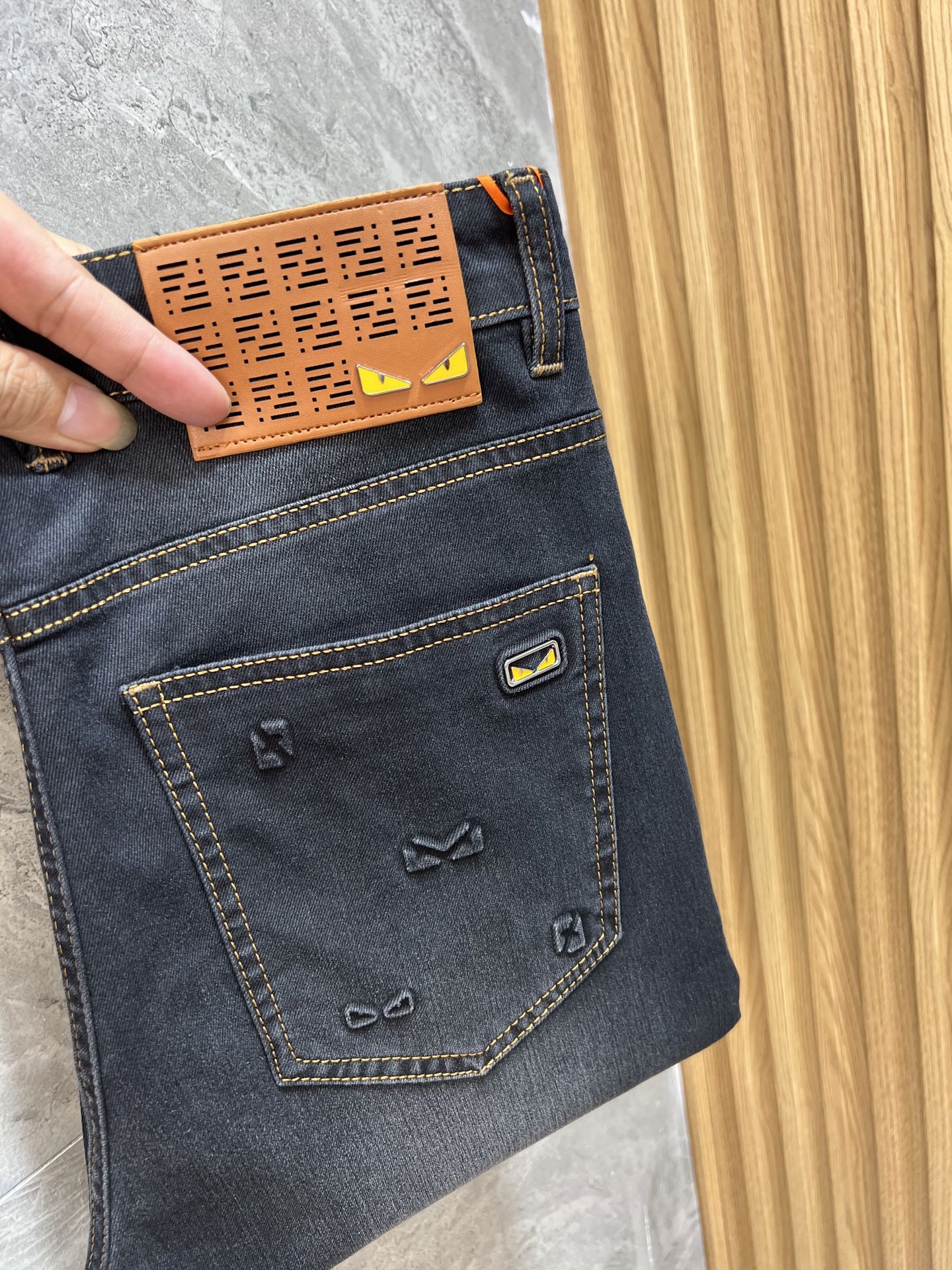 NO:465702,Fendi/Fendi 2025 Spring and Summer New Products, Complete Three Standards, Jeans, Don’t need to introduce too much good products, look at the details, the counter number is 29-38 / 140 upper body 32,,fendi,fendi,jeans,alexander wang19860909Fendi/芬迪 2025春夏新品 三标齐全 牛仔裤 好货不用过多介绍 看细节 专柜码数29-38 /140上身32码,,fendi,fendi,jeans,alexander wang,Men's clothing