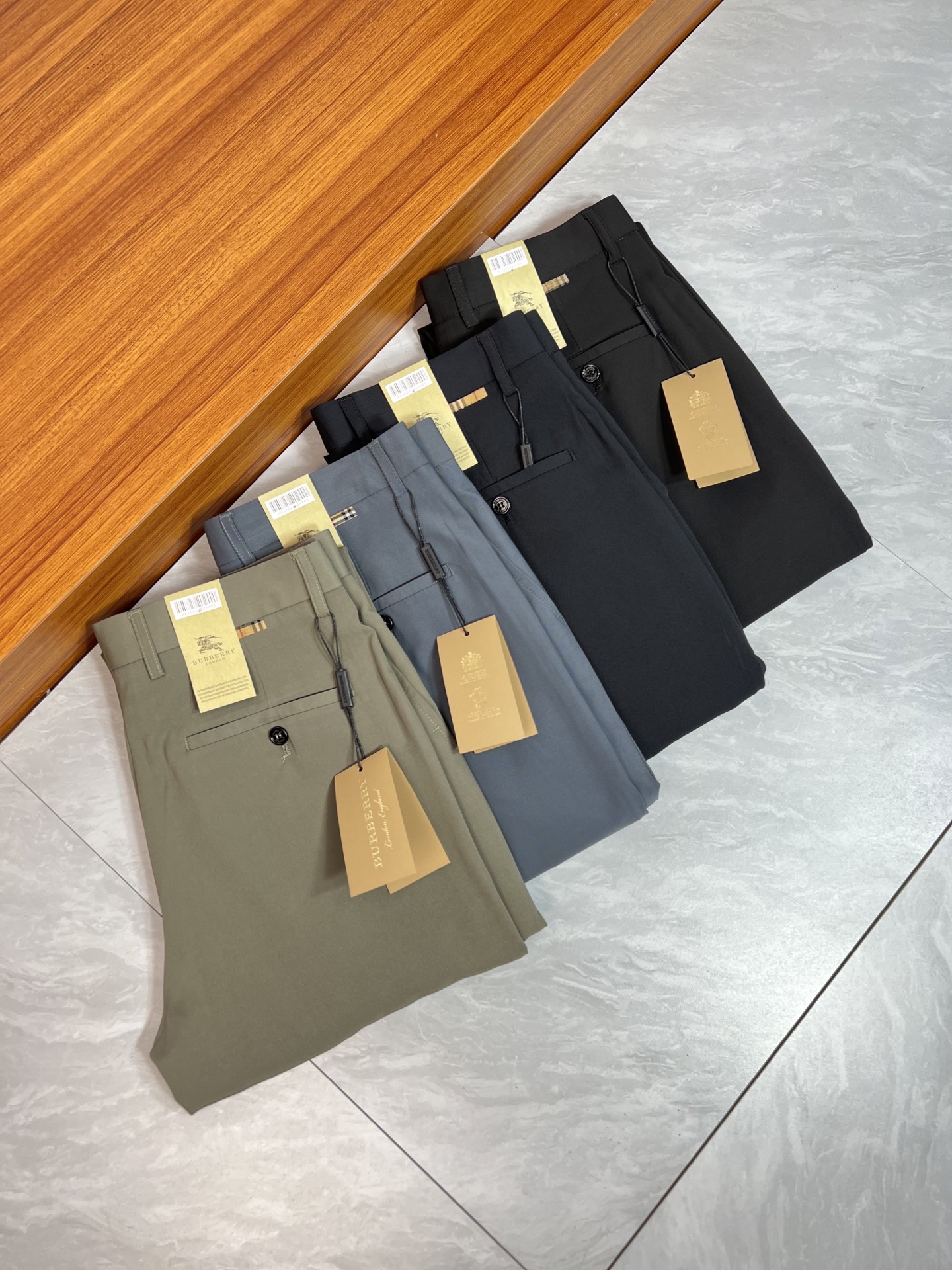 NO:471779,Burberry/Burberry 2025 Spring and Summer New Products, Complete Three Standards, Trousers, Casual Pants, Good Products, Don’t need to introduce too much, Look at the details, Counter code 29-36, 175/140, 32 upper body sizes,,burberry,burberry,alexander wang19860909Burberry/巴宝莉 2025春夏新品 三标齐全 西裤 休闲裤 好货不用过多介绍 看细节 专柜码数29-36 175/140上身32码,,burberry,burberry,alexander wang,Men's clothing