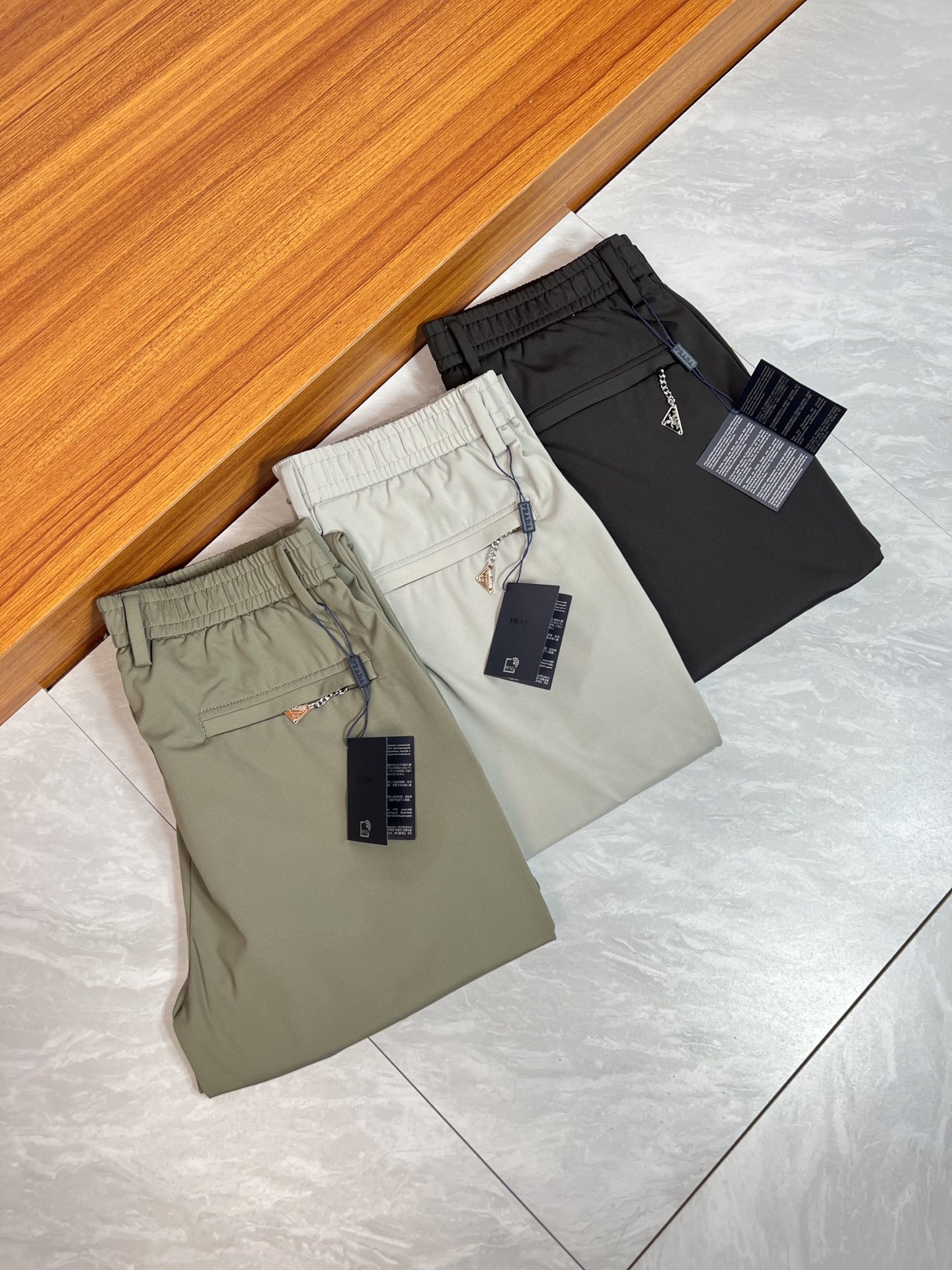 NO:471781,prada/Prada 2025 spring and summer new product, complete three standards, trousers, casual pants, good products, don't need to introduce too much, look at the details, counter number 29-36 175/140 upper body 32 sizes,,prada,prada,alexander wang19860909prada/普拉达 2025春夏新品 三标齐全 西裤 休闲裤 好货不用过多介绍 看细节 专柜码数29-36 175/140上身32码,,prada,prada,alexander wang,Men's clothing