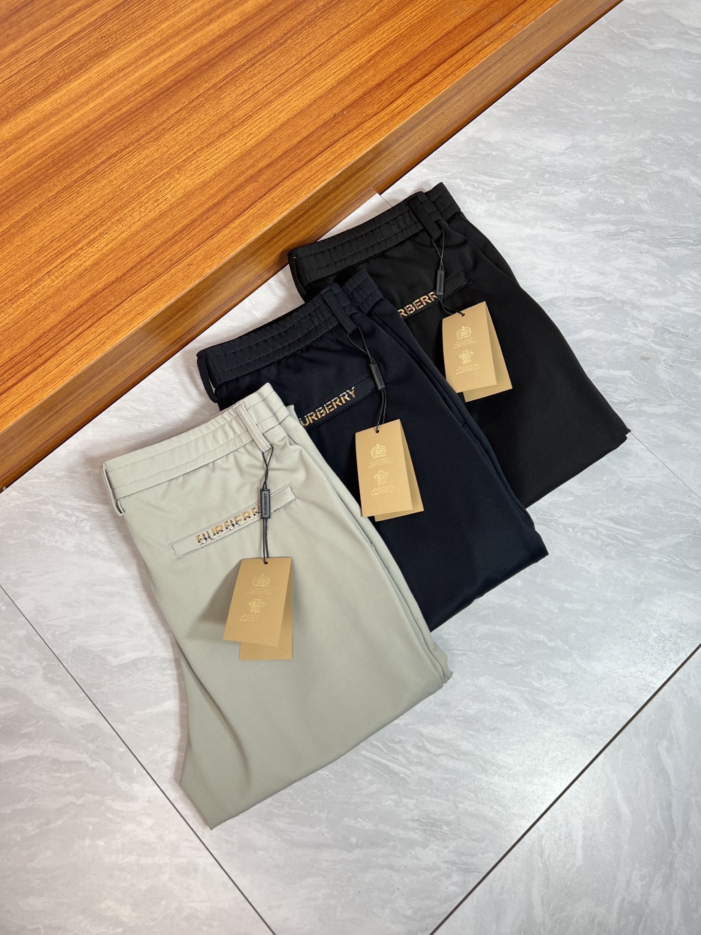 NO:471788,Burberry/Burberry 2025 Spring and Summer New Products, Complete Three Standards, Trousers, Casual Pants, Good Products, Don’t need to introduce too much, Look at the details, Counter code 29-36, 175/140, 32 upper body sizes,,burberry,burberry,alexander wang19860909Burberry/巴宝莉 2025春夏新品 三标齐全 西裤 休闲裤 好货不用过多介绍 看细节 专柜码数29-36 175/140上身32码,,burberry,burberry,alexander wang,Men's clothing