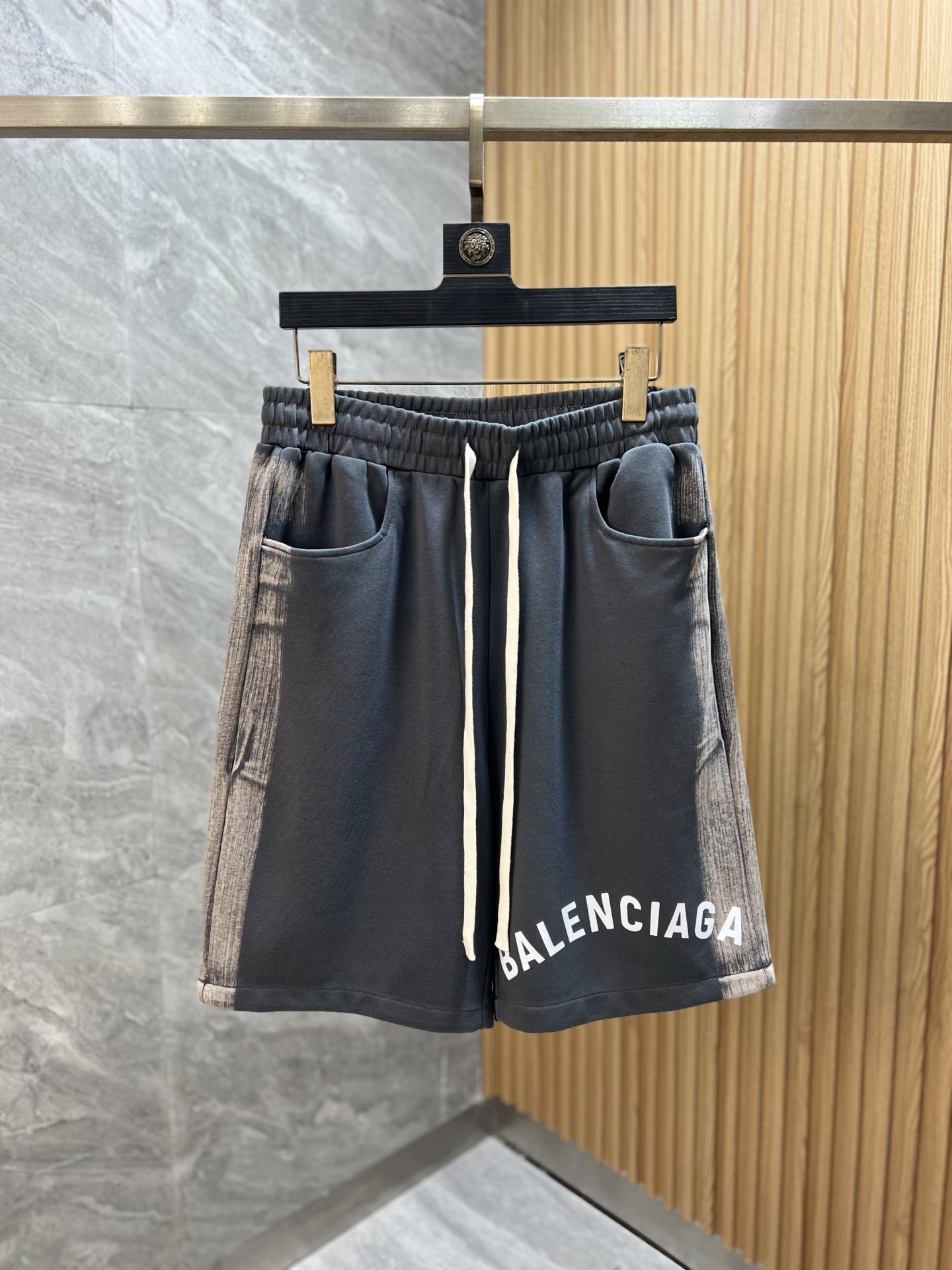 NO:455148,Balenciaga/Balenciaga 2025 spring and summer new product, complete three standards, elastic five-point casual pants and shorts, good products do not need to be introduced too much, look at the details, counter number S-XXL 175/140 upper body suggestion M,,balenciaga,balenciaga, shorts,alexander wang19860909Balenciaga/巴黎世家 2025春夏新品 三标齐全 松紧带五分休闲裤短裤 好货不用过多介绍 看细节 专柜码数S-XXL 175/140上身建议M,,balenciaga,balenciaga,shorts,alexander wang,Men's clothing