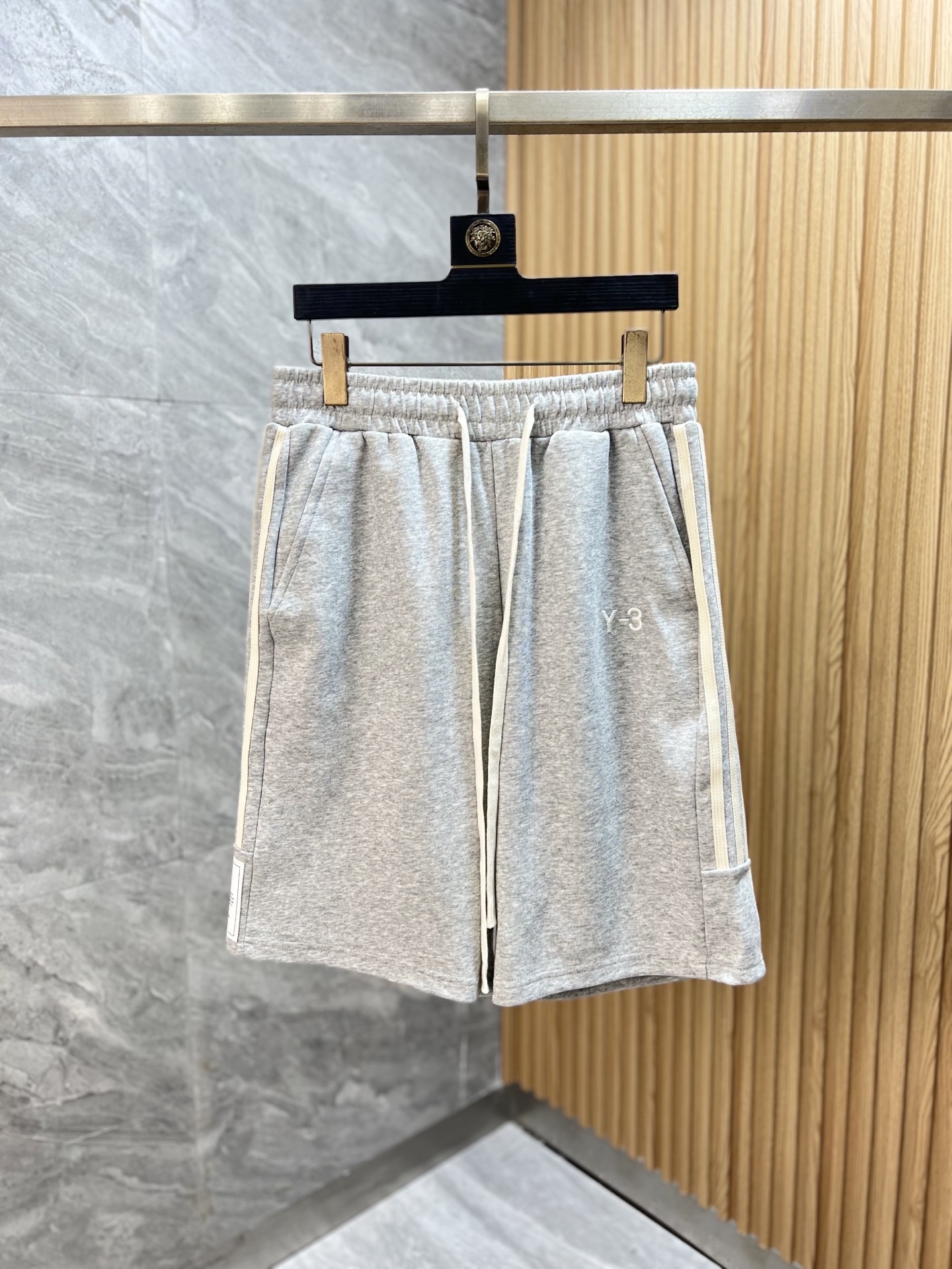 NO:455151,Y3 2025 spring and summer new product, complete three standards, elastic strap five-point casual pants and shorts, no need to introduce too much good products, look at the details, counter number S-XXL 175/140 upper body suggestion M, shorts, alexander wang19860909Y3 2025春夏新品 三标齐全 松紧带五分休闲裤短裤 好货不用过多介绍 看细节 专柜码数S-XXL 175/140上身建议M,,shorts,alexander wang,Men's clothing
