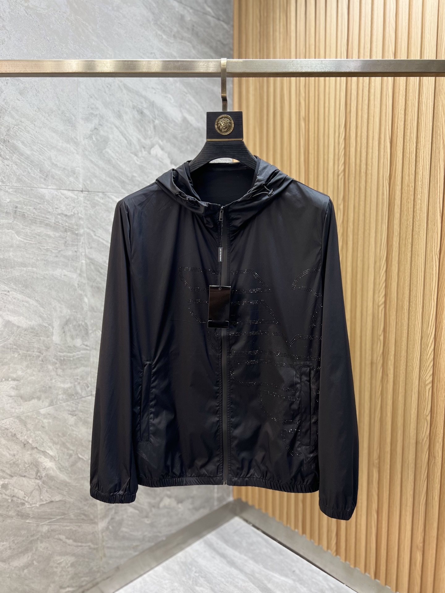 NO:428745,Armani/Armani New products for spring and summer 2025 are available in new products, complete three standards, sun protection clothing, good products do not need to be introduced too much, look at the details, counter number M-XXXL 175/140 Suggestions,,armani,armani,alexander wang19860909Armani/阿玛尼 2025年春夏新品上新 三标齐全 防晒服 好货不用过多介绍 看细节 专柜码数M-XXXL 175/140建议L,,armani,armani,alexander wang,Men's clothing