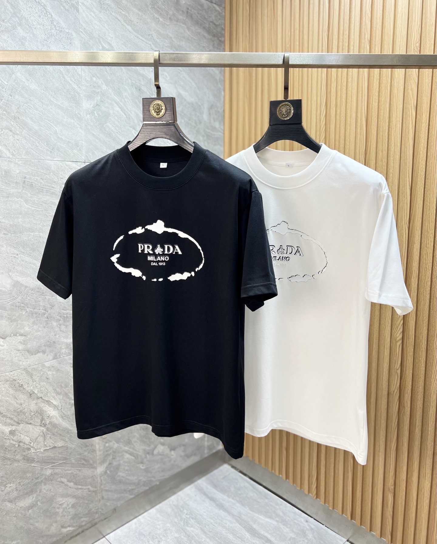 NO:505011,Prada/Prada 2025 new spring and summer products are available in new products, complete three standards, round neck short-sleeved T-shirts, good products do not need to be introduced too much, look at the details, counter number M-XXXXL / Suggestions, prada, prada, T-shirt,tees, t-shirt,alexander wang19860909Prada/普拉达 2025年春夏新品上新 三标齐全 圆领短袖T恤 好货不用过多介绍 看细节 专柜码数M-XXXXL /建议L,,prada,prada,T-shirt,tees，t-shirt,alexander wang,Men's clothing