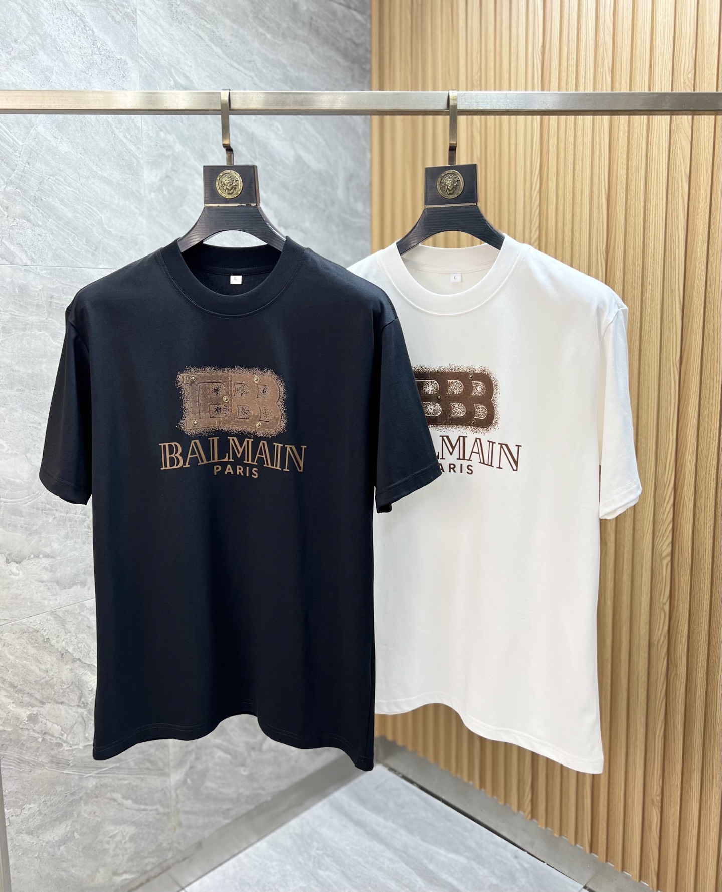 NO:505020,Balmain 2025 new spring and summer products are available, complete three standards, round neck short-sleeved T-shirt, no need to introduce too much good products, look at the details, counter code M-XXXXL / Suggestions L,,balmain,T-shirt,tees,t-shirt,alexander wang19860909巴尔曼 2025年春夏新品上新 三标齐全 圆领短袖T恤 好货不用过多介绍 看细节 专柜码数M-XXXXL /建议L,,balmain,T-shirt,tees，t-shirt,alexander wang,Men's clothing