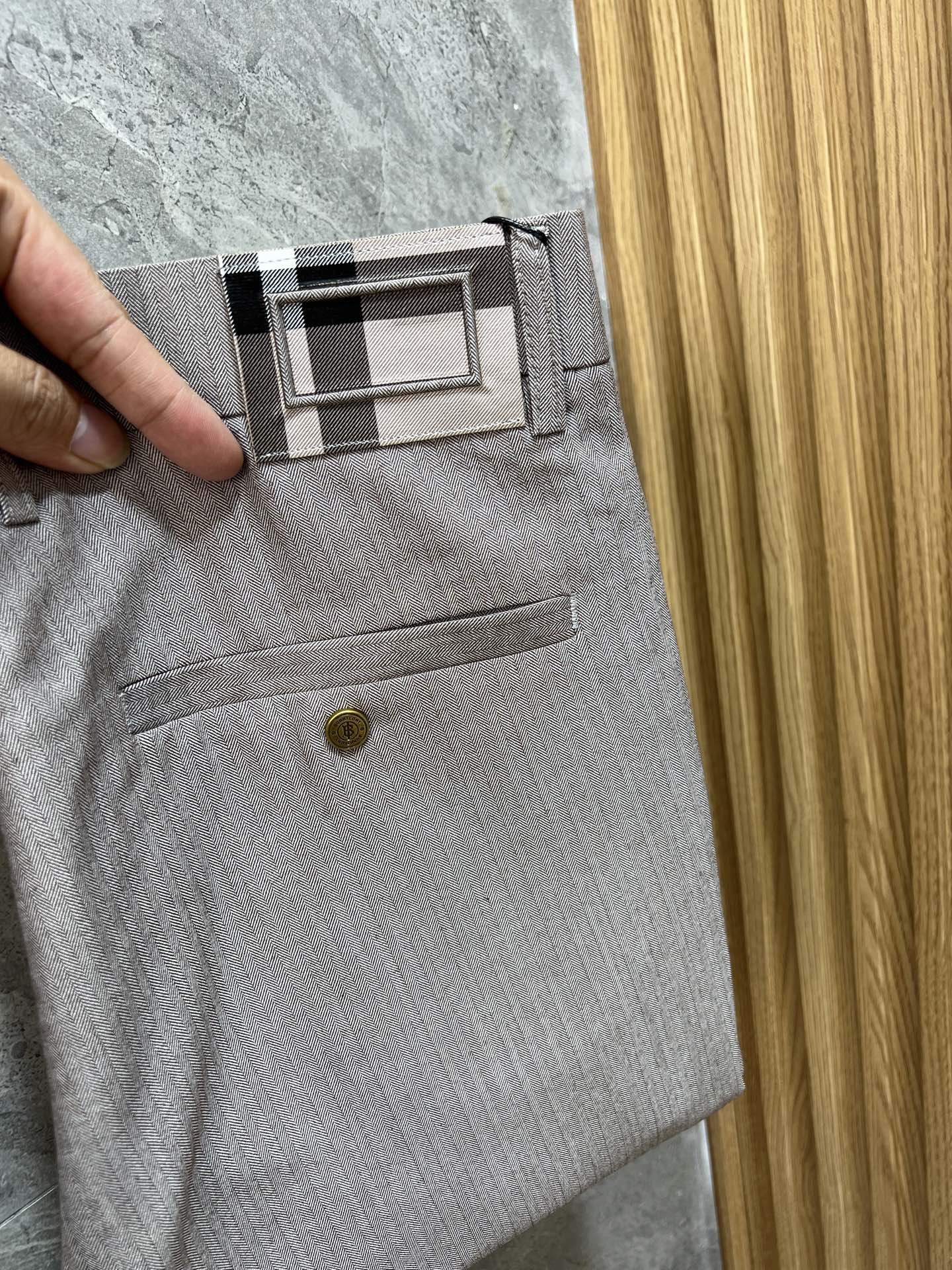 NO:506514,Burberry/Burberry 2025 Spring and Summer New Products, Complete Three Standards, Trousers, Casual Pants, Good Products, Don’t need to introduce too much, Look at the details, Counter code 29-36, 175/140, 32 upper body sizes,,burberry,burberry,alexander wang19860909Burberry/巴宝莉 2025春夏新品 三标齐全 西裤 休闲裤 好货不用过多介绍 看细节 专柜码数29-36 175/140上身32码,,burberry,burberry,alexander wang,Men's clothing