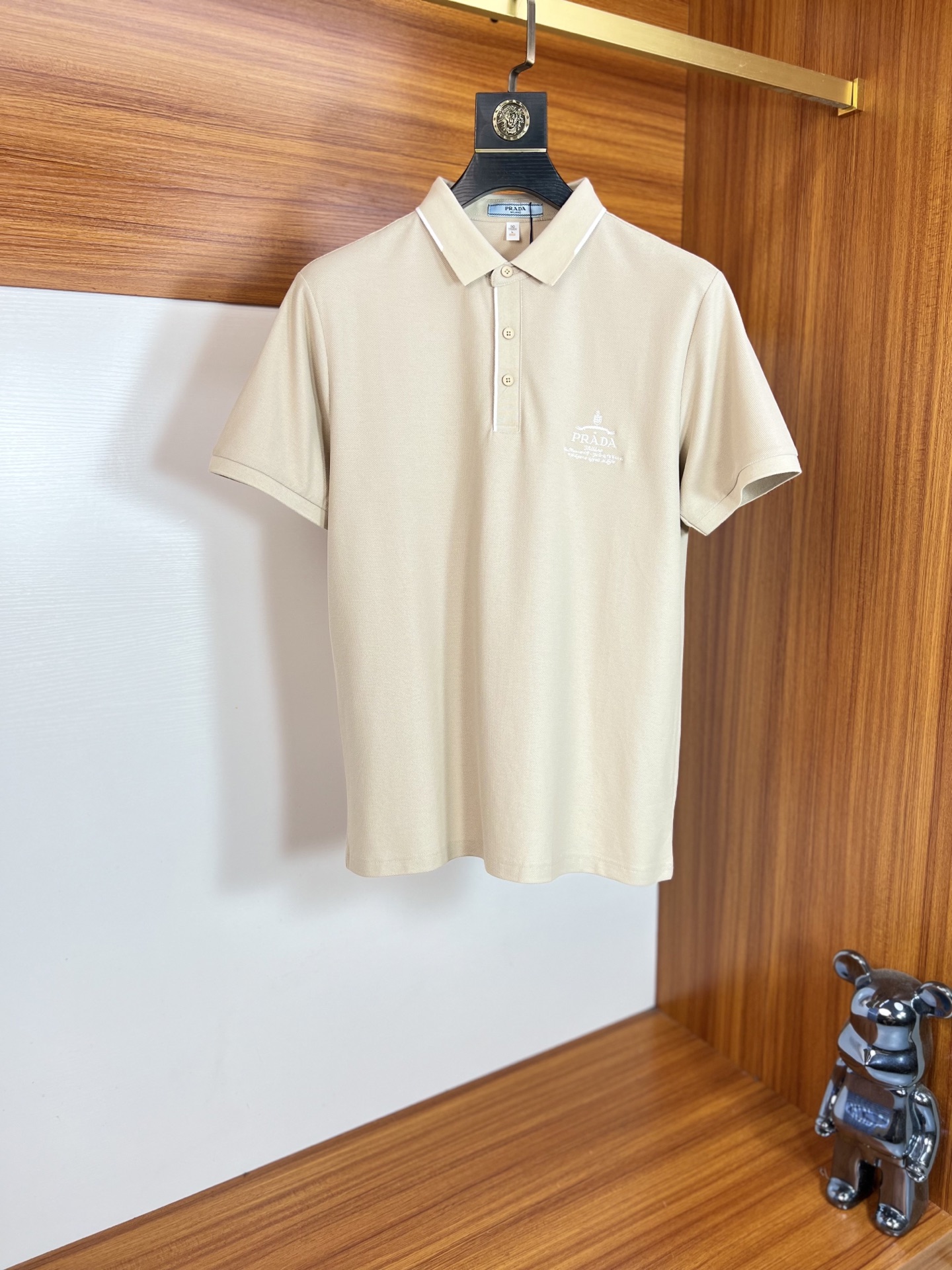 NO:506498,Prada/Prada 2025 Spring and Summer New Products are available, complete three standards, lapel short-sleeved POLO shirt, good products do not need to be introduced too much, look at the details, counter number M-XXXXL 175/140 Suggestions,,prada,prada,T-shirt,alexander wang19860909Prada/普拉达 2025年春夏新品上新 三标齐全 翻领短袖POLO衫 好货不用过多介绍 看细节 专柜码数M-XXXXL 175/140建议L,,prada,prada,T-shirt,alexander wang,Men's clothing