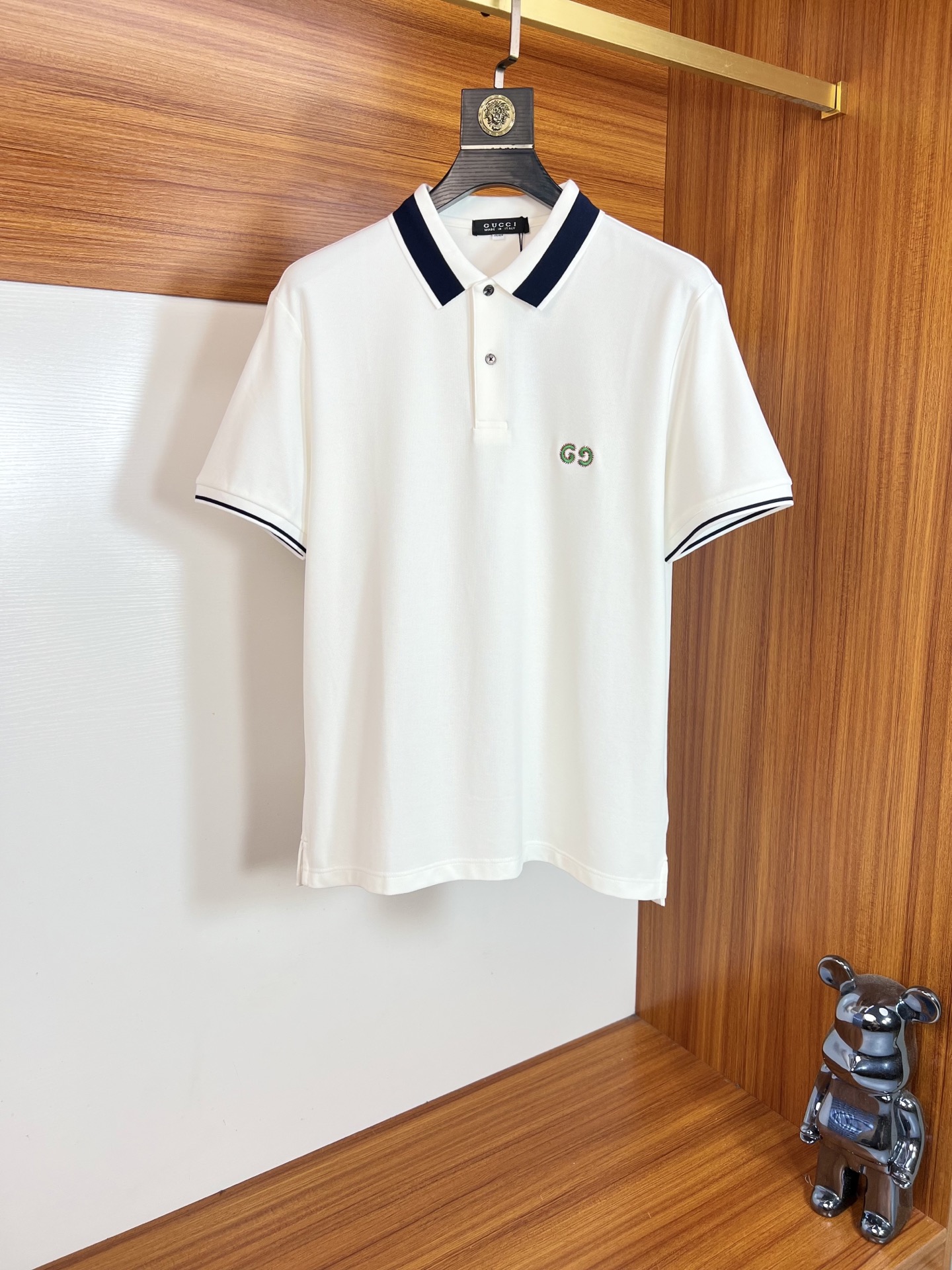 NO:469146,Gucci/Gucci New products for spring and summer 2025 are available in new products, complete three standards, lapel short-sleeved POLO shirt, good products do not need to be introduced too much, look at the details, counter number M-XXXXL 175/Suggestions L,,gucci, T-shirt,alexander wang19860909Gucci/古奇 2025年春夏新品上新 三标齐全 翻领短袖POLO衫 好货不用过多介绍 看细节 专柜码数M-XXXXL 175/建议L,,gucci,T-shirt,alexander wang,Men's clothing