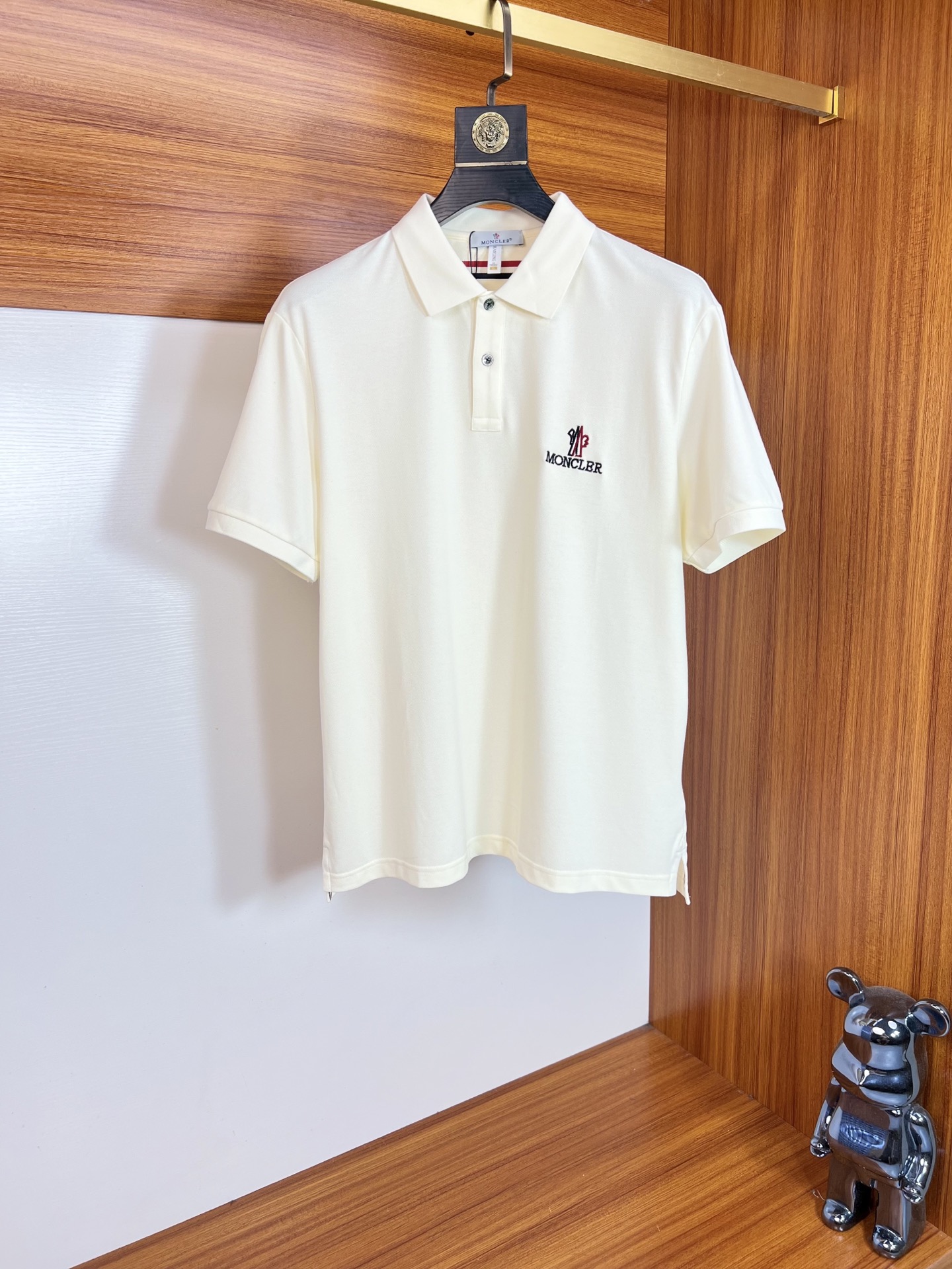 NO:469154,Moncler/Shirt New products for spring and summer 2025 are available in new products, complete three standards, lapel short-sleeved POLO shirt, good products do not need to be introduced too much, look at the details, counter number M-XXXXL 175/Suggestions L, Moncler, T-shirt, alexander wang19860909Moncler/蒙口 2025年春夏新品上新 三标齐全 翻领短袖POLO衫 好货不用过多介绍 看细节 专柜码数M-XXXXL 175/建议L,,Moncler,T-shirt,alexander wang,Men's clothing