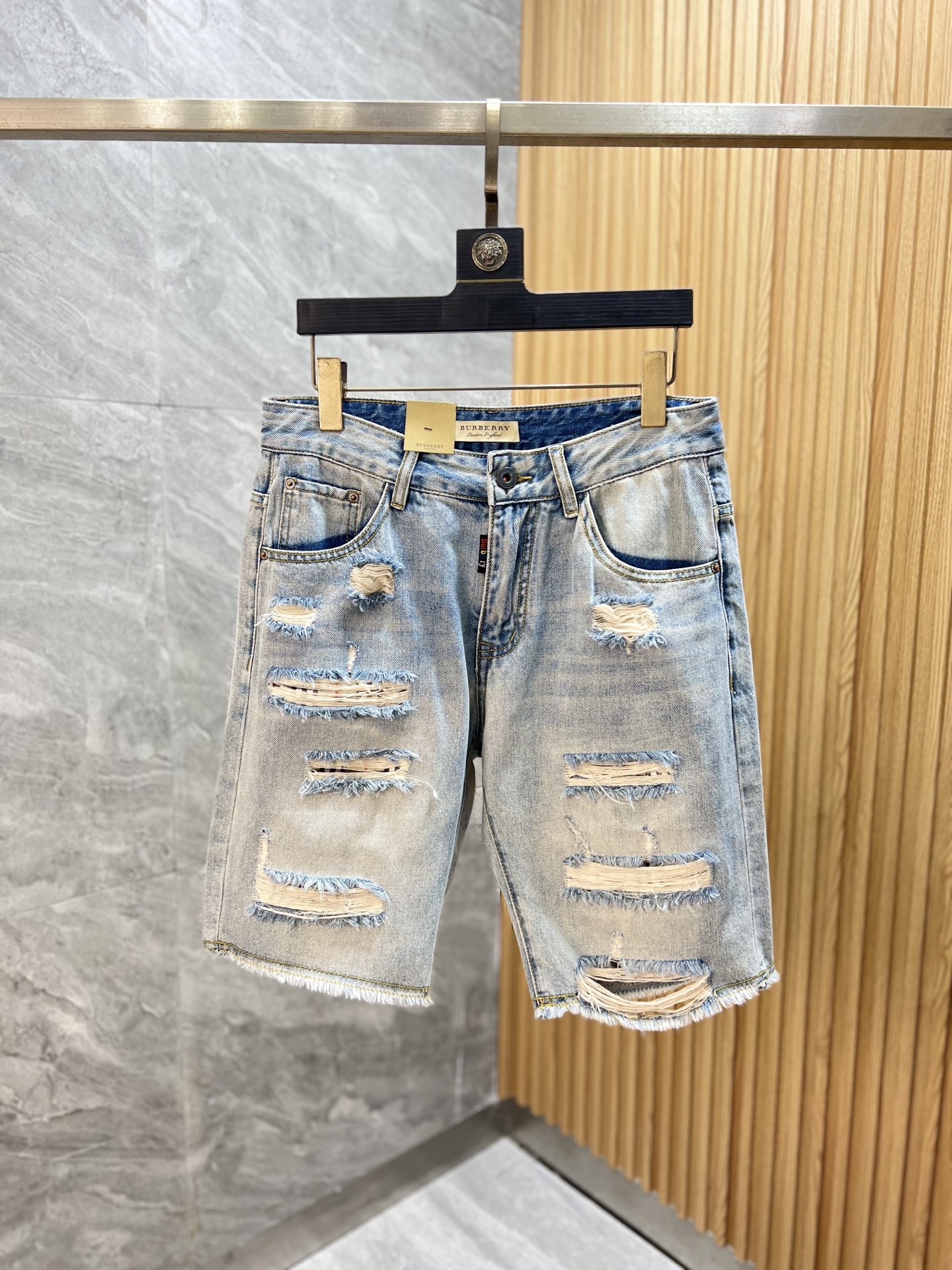 NO:437772,Burberry/Burberry 2025 Spring and Summer New Products, Complete Three Standards, Jeans, Don’t need to introduce too much good products, look at the details, the counter number is 29-38 / 140 upper body 32,,burberry,burberry,jeans,alexander wang19860909Burberry/巴宝莉 2025春夏新品 三标齐全 牛仔裤 好货不用过多介绍 看细节 专柜码数29-38 /140上身32码,,burberry,burberry,jeans,alexander wang,Men's clothing