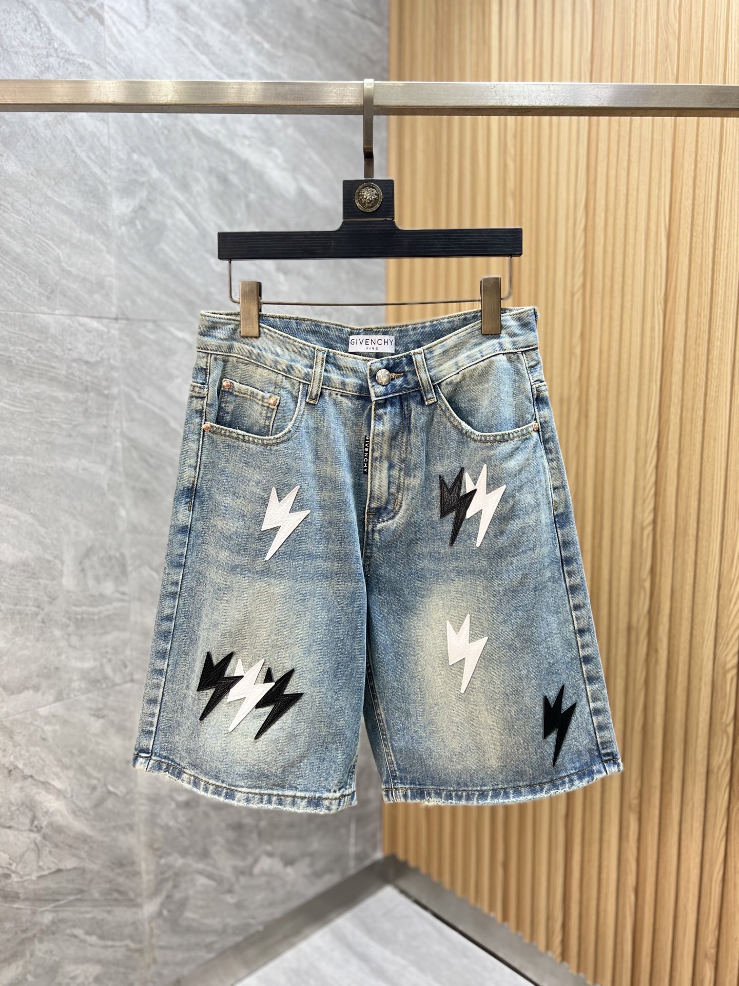 NO:437780,Givenchy 2025 Spring and Summer New Products, Complete Three Standards, Jeans, Don’t need to introduce too much good products, look at the details, the counter number is 29-38 / 140 upper body 32 numbers, given, given, given, given, jeans, alexander wang19860909give/纪梵希 2025春夏新品 三标齐全 牛仔裤 好货不用过多介绍 看细节 专柜码数29-38 /140上身32码,,givenchy,givenchy,jeans,alexander wang,Men's clothing