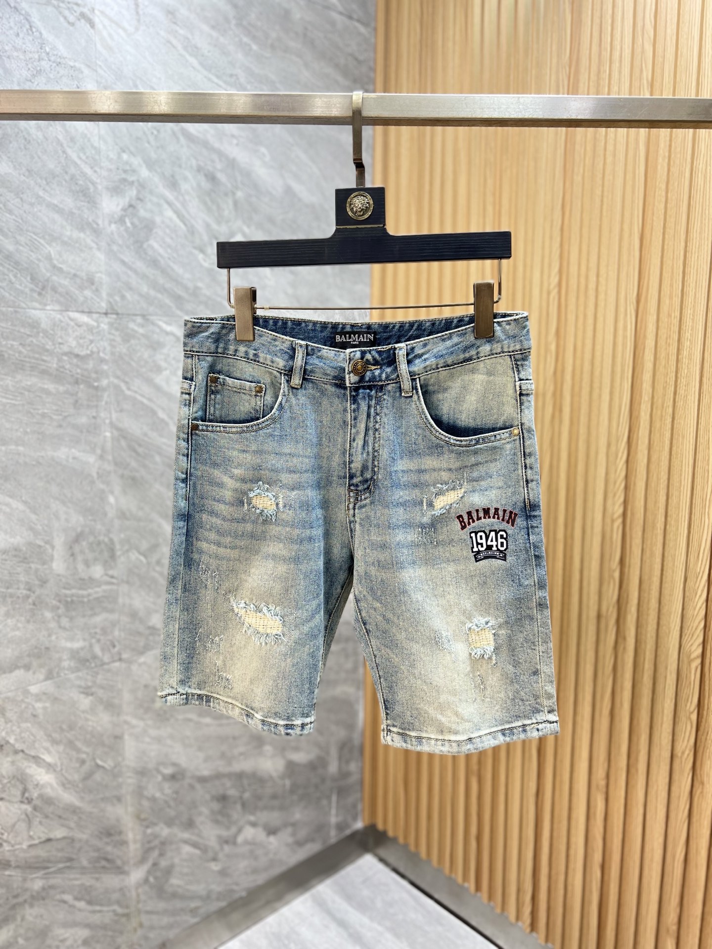 NO:437789,Balmain 2025 Spring and Summer New Products, Complete Three Standards, Jeans, Don’t need to introduce too much good products, look at the details, the counter number is 29-38 / 140 upper body 32, balmain, jeans, alexander wang19860909巴尔曼 2025春夏新品 三标齐全 牛仔裤 好货不用过多介绍 看细节 专柜码数29-38 /140上身32码,,balmain,jeans,alexander wang,Men's clothing
