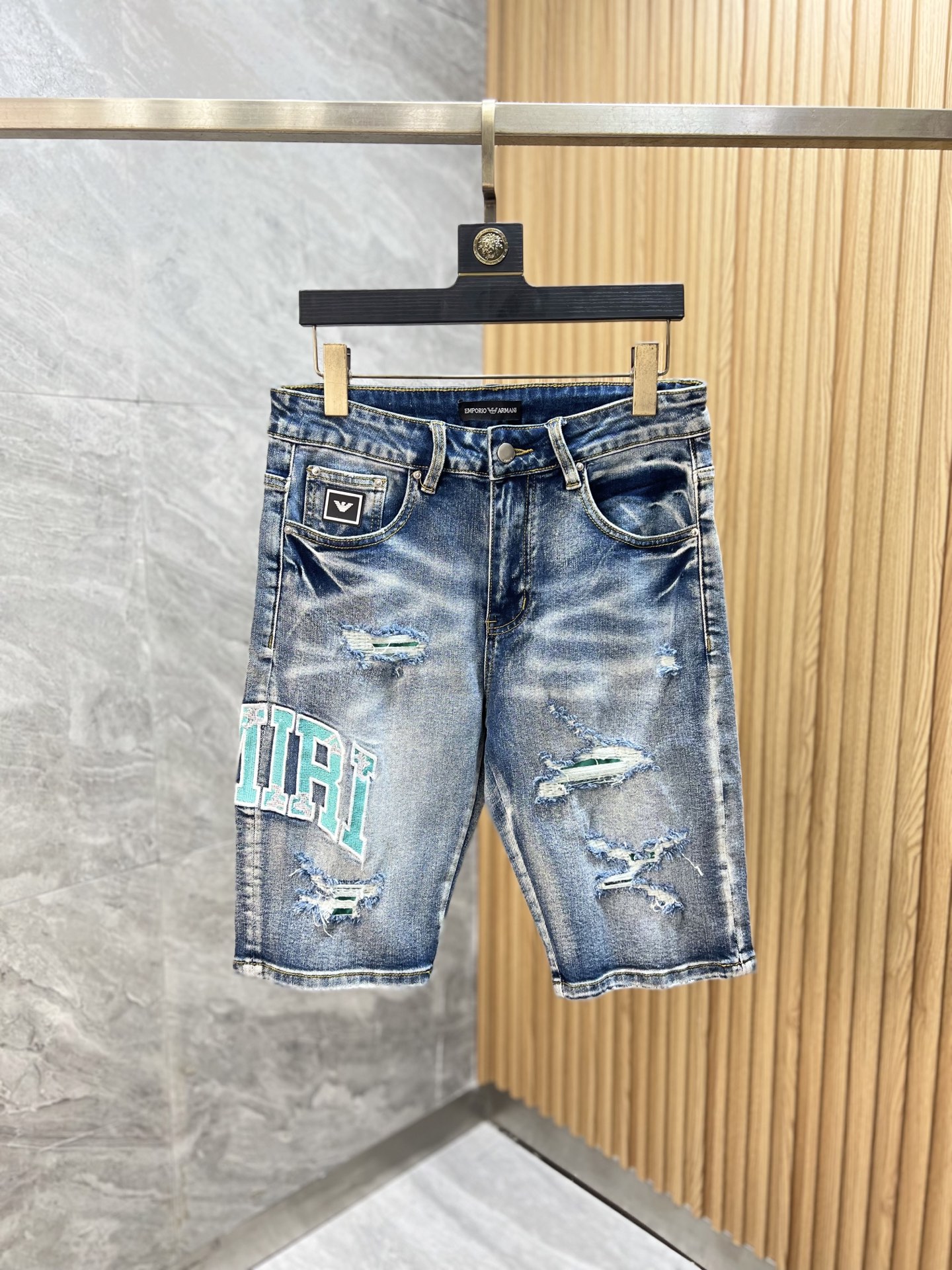 NO:437806,Armani 2025 Spring and Summer New Products, Complete Three Standards, Jeans, Don’t need to introduce too much good products, look at the details, the counter number is 29-38 / 140 upper body 32, Armani, jeans, alexander wang19860909阿玛尼 2025春夏新品 三标齐全 牛仔裤 好货不用过多介绍 看细节 专柜码数29-38 /140上身32码,,armani,jeans,alexander wang,Men's clothing