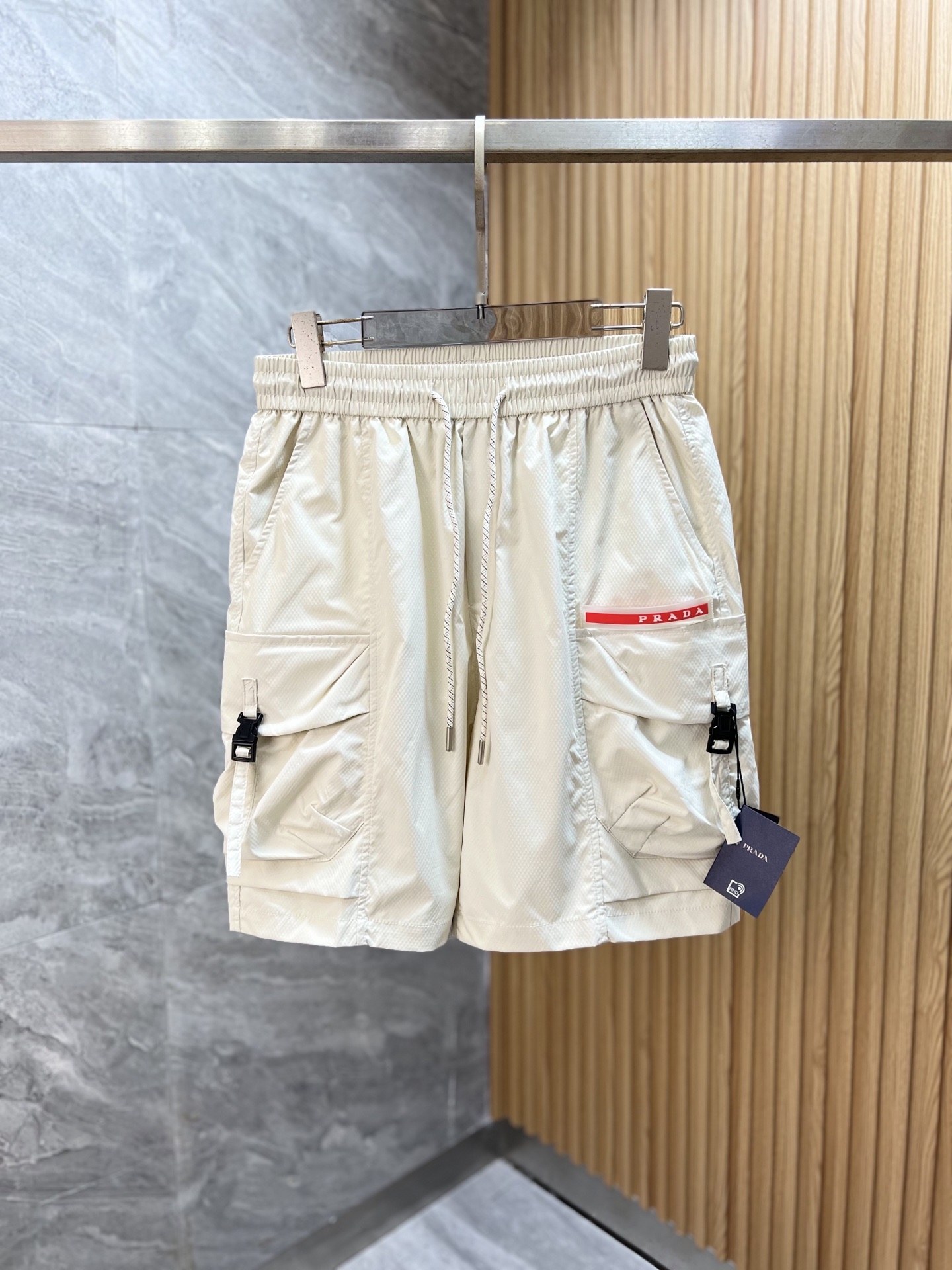 NO:493784,Prada 2025 Spring and Summer New Products, Complete Three Standards, Shorts, Don’t need to introduce too much good products, look at the details, Counter code M-XXXL /140 upper body L,,prada, shorts,alexander wang19860909普拉达 2025春夏新品 三标齐全 短裤 好货不用过多介绍 看细节 专柜码数M-XXXL /140上身L,,prada,shorts,alexander wang,Men's clothing