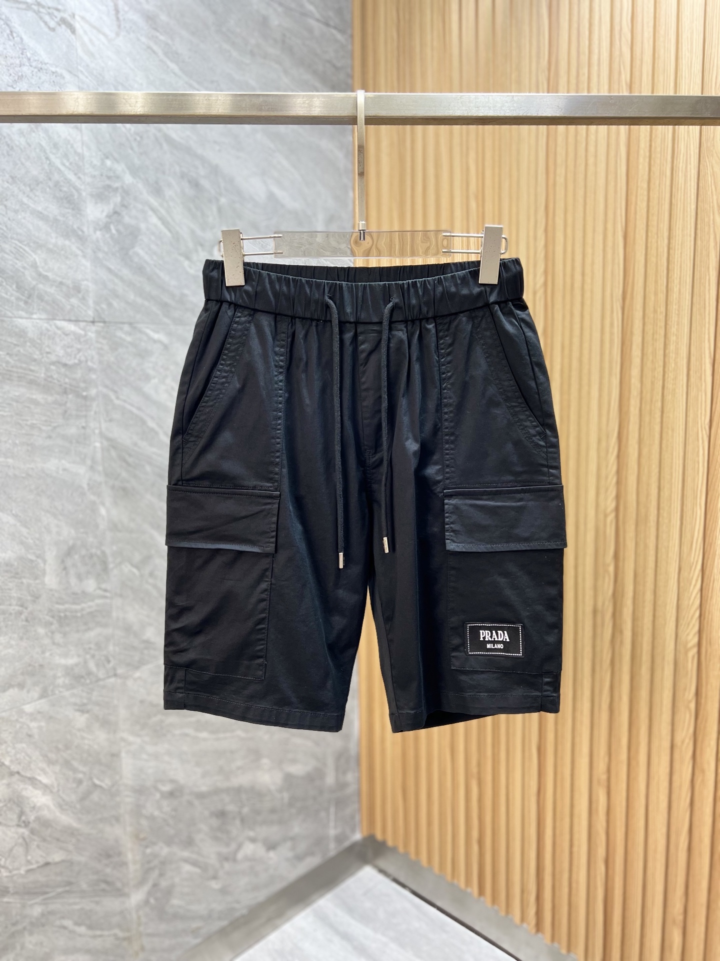 NO:437838,Prada 2025 Spring and Summer New Products, Complete Three Standards, Shorts, Don’t need to introduce too much good products, look at the details, Counter code M-XXXL /140 upper body L,,prada, shorts,alexander wang19860909普拉达 2025春夏新品 三标齐全 短裤 好货不用过多介绍 看细节 专柜码数M-XXXL /140上身L,,prada,shorts,alexander wang,Men's clothing