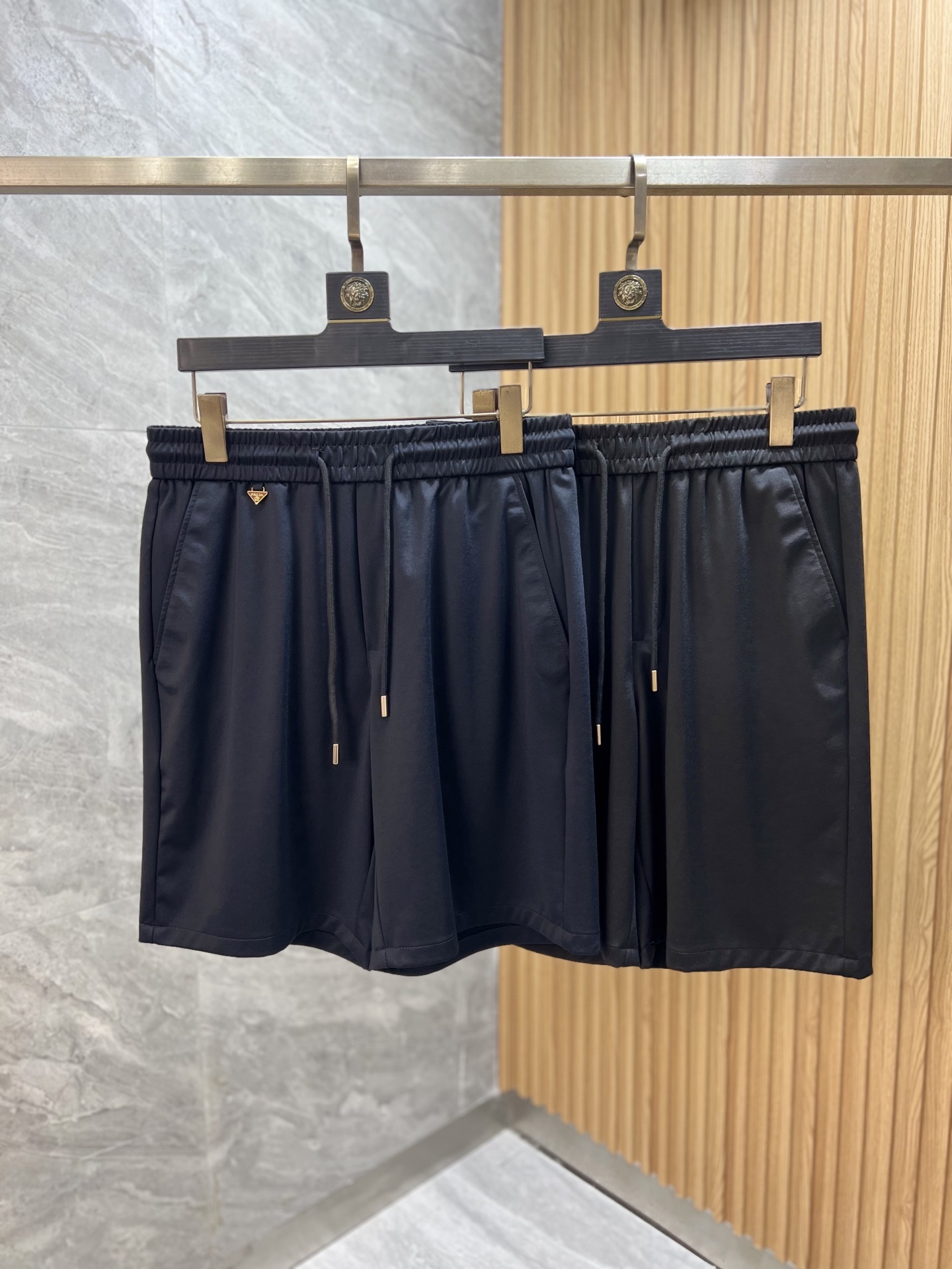 NO:437848,Prada 2025 Spring and Summer New Products, Complete Three Standards, Shorts, Don’t need to introduce too much good products, look at the details, Counter code 29-38 175/140 Upper body 32,,prada, shorts,alexander wang19860909普拉达 2025春夏新品 三标齐全 短裤 好货不用过多介绍 看细节 专柜码数29-38 175/140上身32,,prada,shorts,alexander wang,Men's clothing