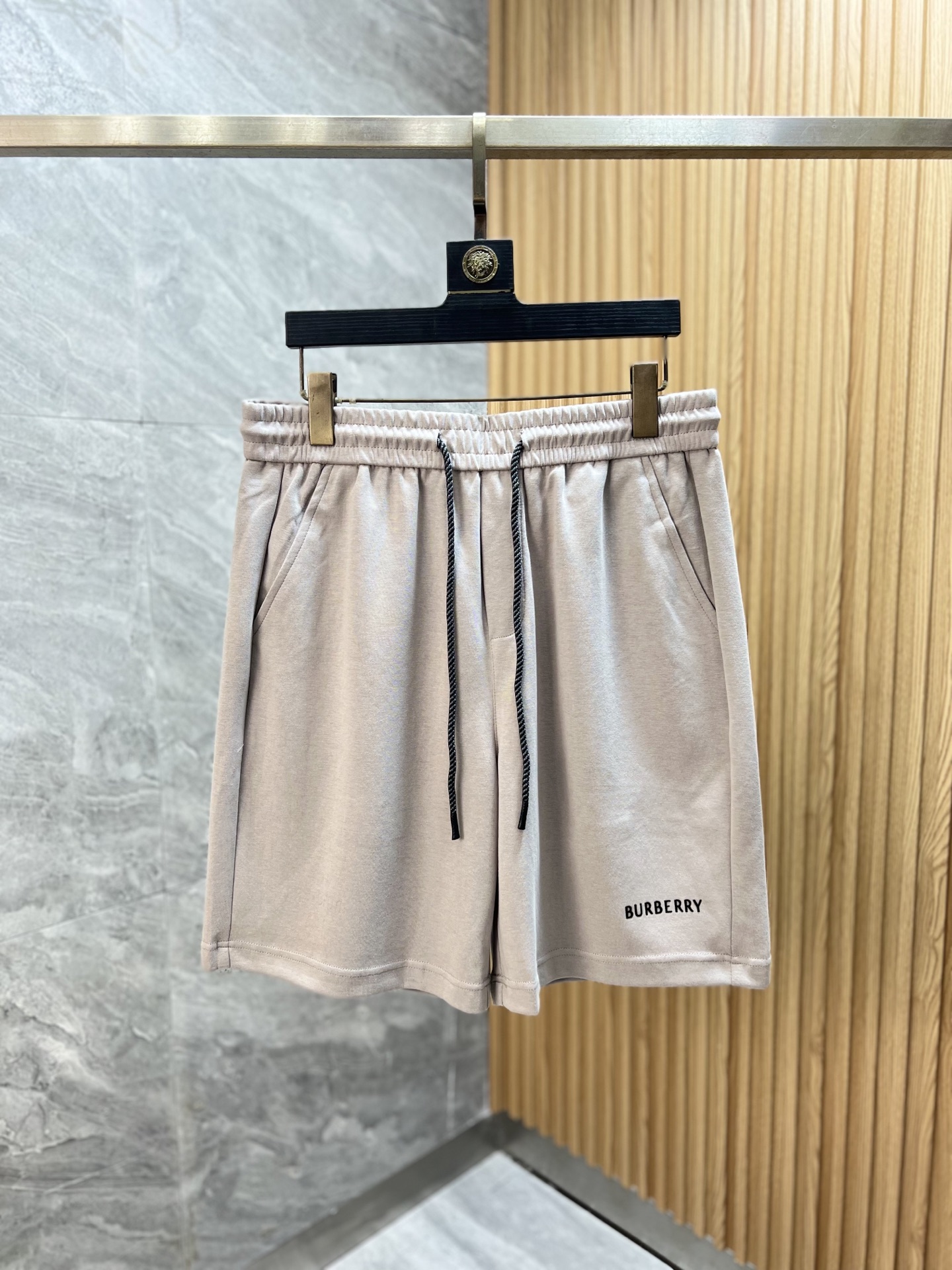 NO:437793,Burberry 2025 Spring and Summer New Products, Complete Three Standards, Shorts, Don’t need to introduce too much good products, look at the details, Counter code 29-38 175/140 Upper body 32,,burberry, shorts,alexander wang19860909巴宝莉 2025春夏新品 三标齐全 短裤 好货不用过多介绍 看细节 专柜码数29-38 175/140上身32,,burberry,shorts,alexander wang,Men's clothing