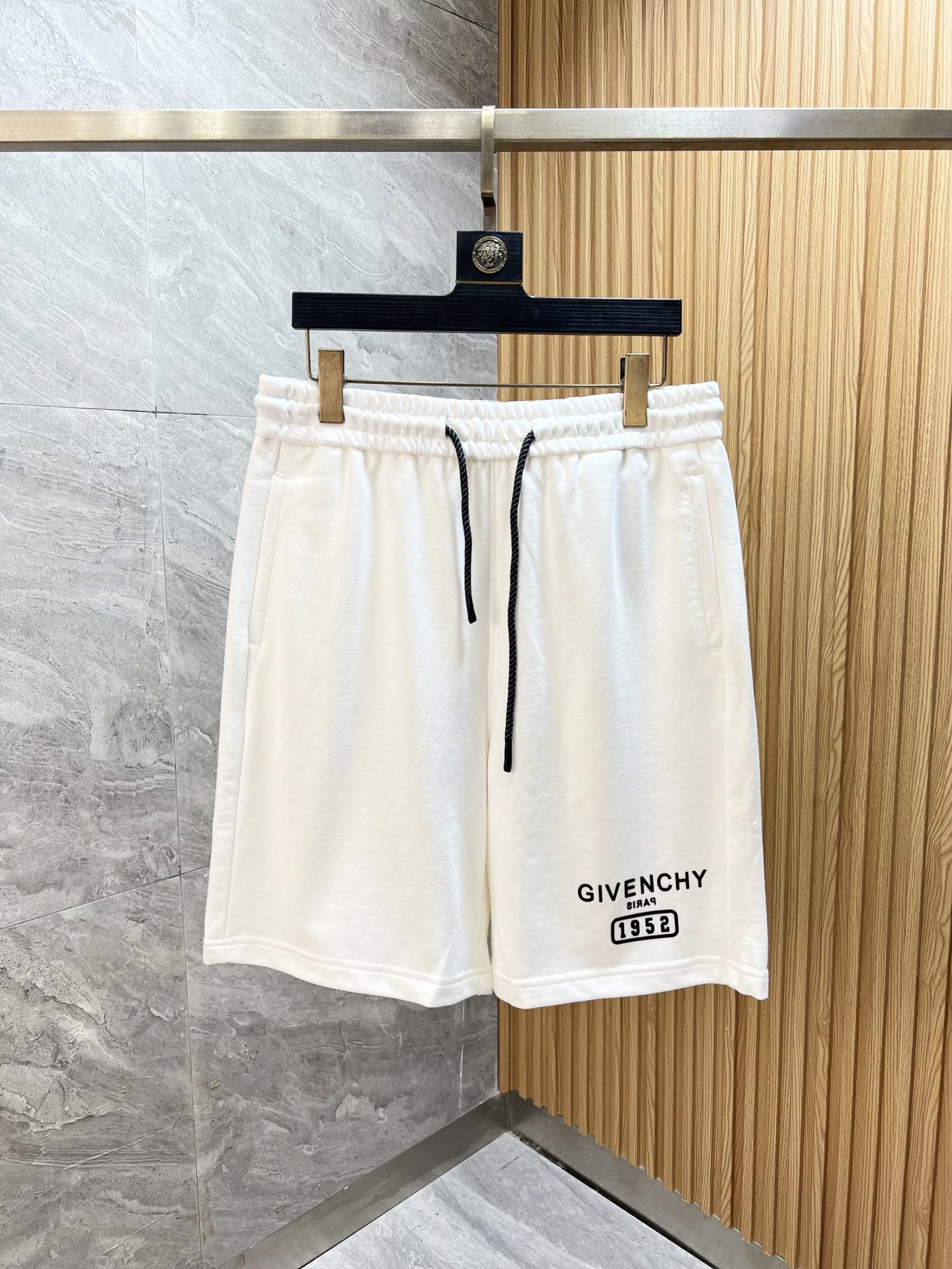 NO:437802,Givenchy 2025 Spring and Summer New Products, Complete Three Standards, Shorts, Don’t need to introduce too much good products, look at the details, Counter code 29-38 175/140 Upper body 32, given, shorts, alexander wang19860909纪梵希 2025春夏新品 三标齐全 短裤 好货不用过多介绍 看细节 专柜码数29-38 175/140上身32,,givenchy,shorts,alexander wang,Men's clothing