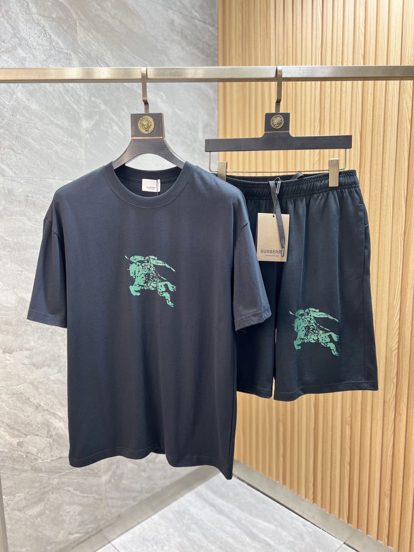 NO:462432,Burberry/Burberry New products for spring and summer 2025 are available in new products, complete sets, don’t need to introduce too much good products, look at the details, counter code S-XXL /140 suggestions M,,burberry,burberry,alexander wang19860909Burberry/巴宝莉 2025年春夏新品上新 三标齐全 套装 好货不用过多介绍 看细节 专柜码数S-XXL /140建议M,,burberry,burberry,alexander wang,Men's clothing