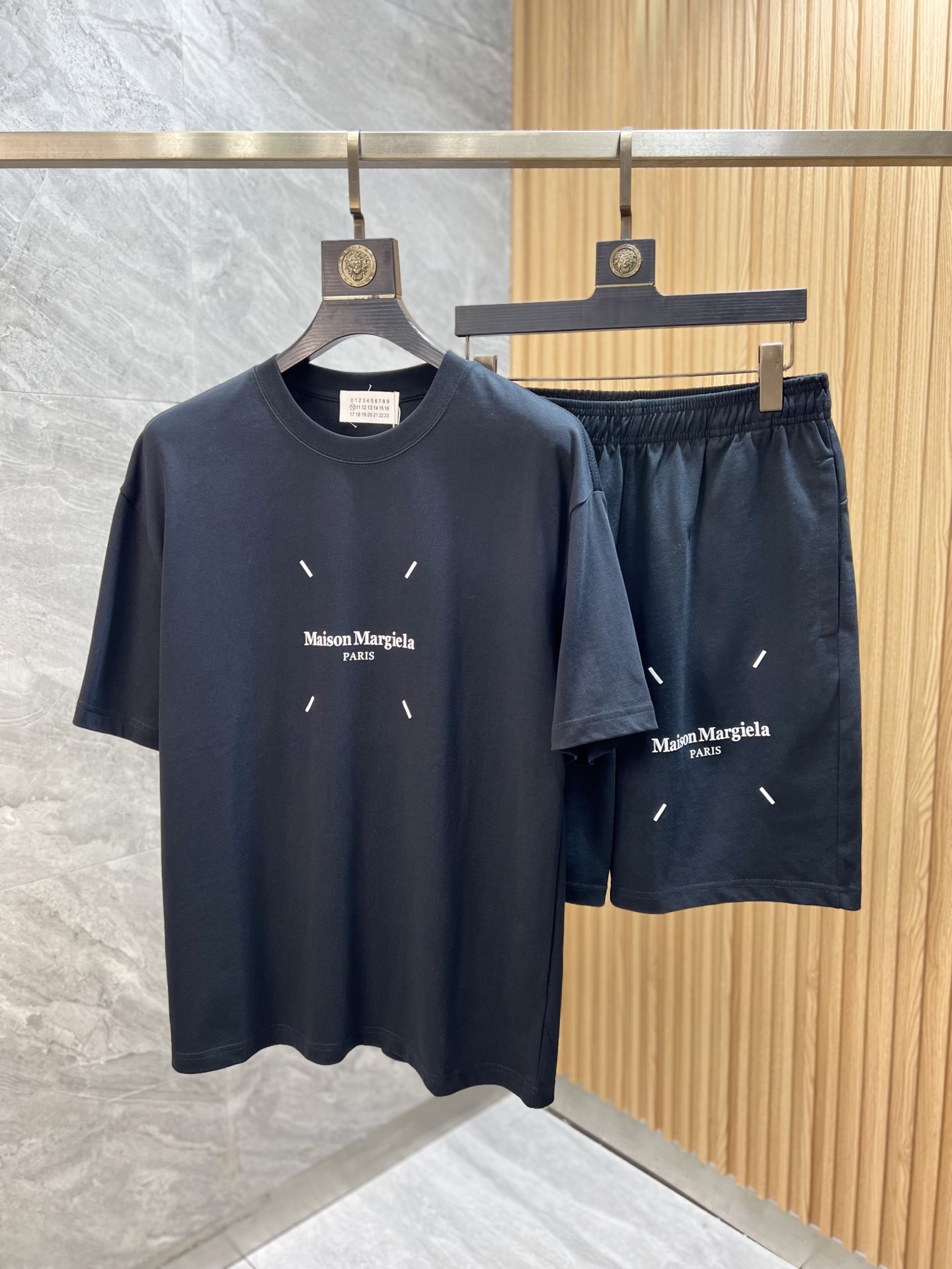 NO:462438,Magila 2025 Spring and Summer New Products are available, complete with three standards, set, don’t need to introduce too much good products, look at the details, counter code S-XXL /140 Suggestions M,,masion margiela,alexander wang19860909马吉拉 2025年春夏新品上新 三标齐全 套装 好货不用过多介绍 看细节 专柜码数S-XXL /140建议M,,masion margiela,alexander wang,Men's clothing