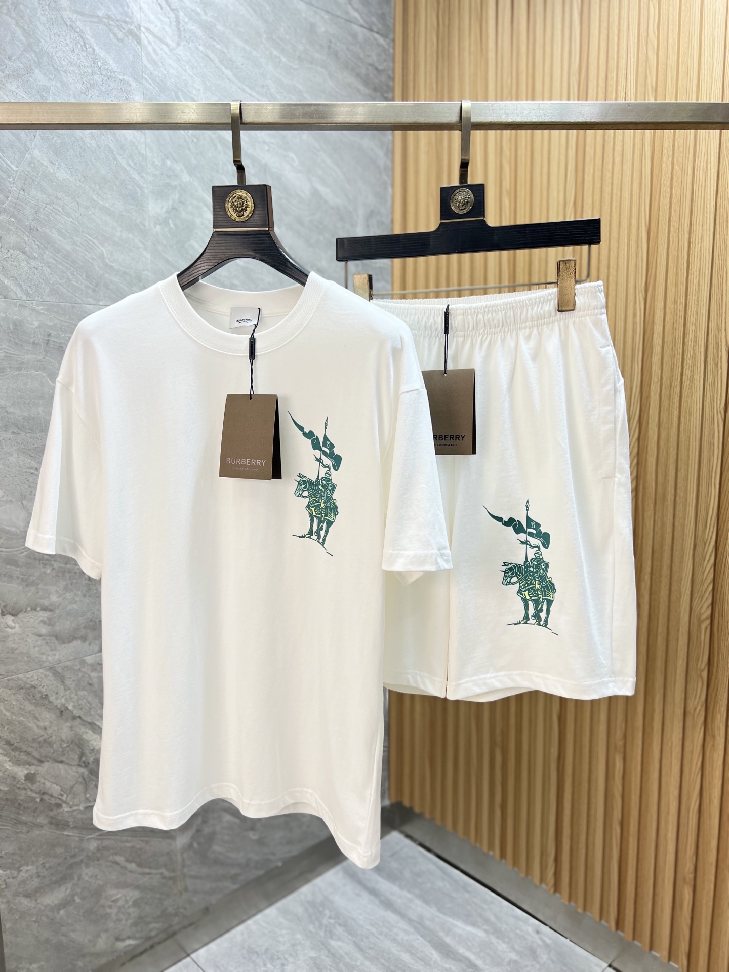NO:441564,Burberry/Burberry New products are available in spring and summer, complete three standards, set, good products do not need to be introduced too much, look at the details, counter code number S-XXL 175/140 suggest M,,burberry,burberry,alexander wang19860909Burberry/巴宝莉 年春夏新品上新 三标齐全 套装 好货不用过多介绍 看细节 专柜码数S-XXL 175/140建议M,,burberry,burberry,alexander wang,Men's clothing