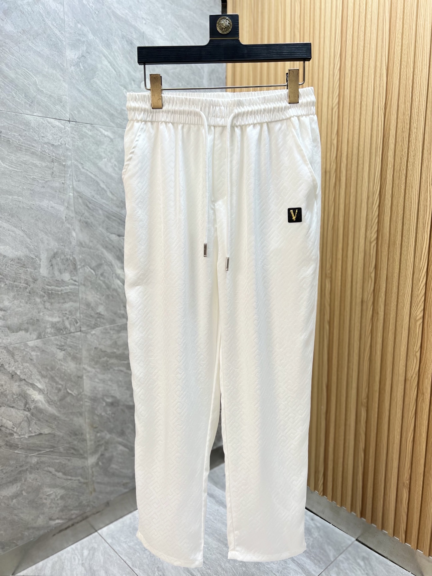 NO:483532,Versace 2025 spring and summer new product, complete three standards, casual pants, no need to introduce too much good products, look at the details, counter number M-3XL 175/140 upper body suggestions L, versace, alexander wang19860909范思哲 2025春夏新品 三标齐全 休闲裤 好货不用过多介绍 看细节 专柜码数M-3XL 175/140上身建议L,,versace,alexander wang,Men's clothing