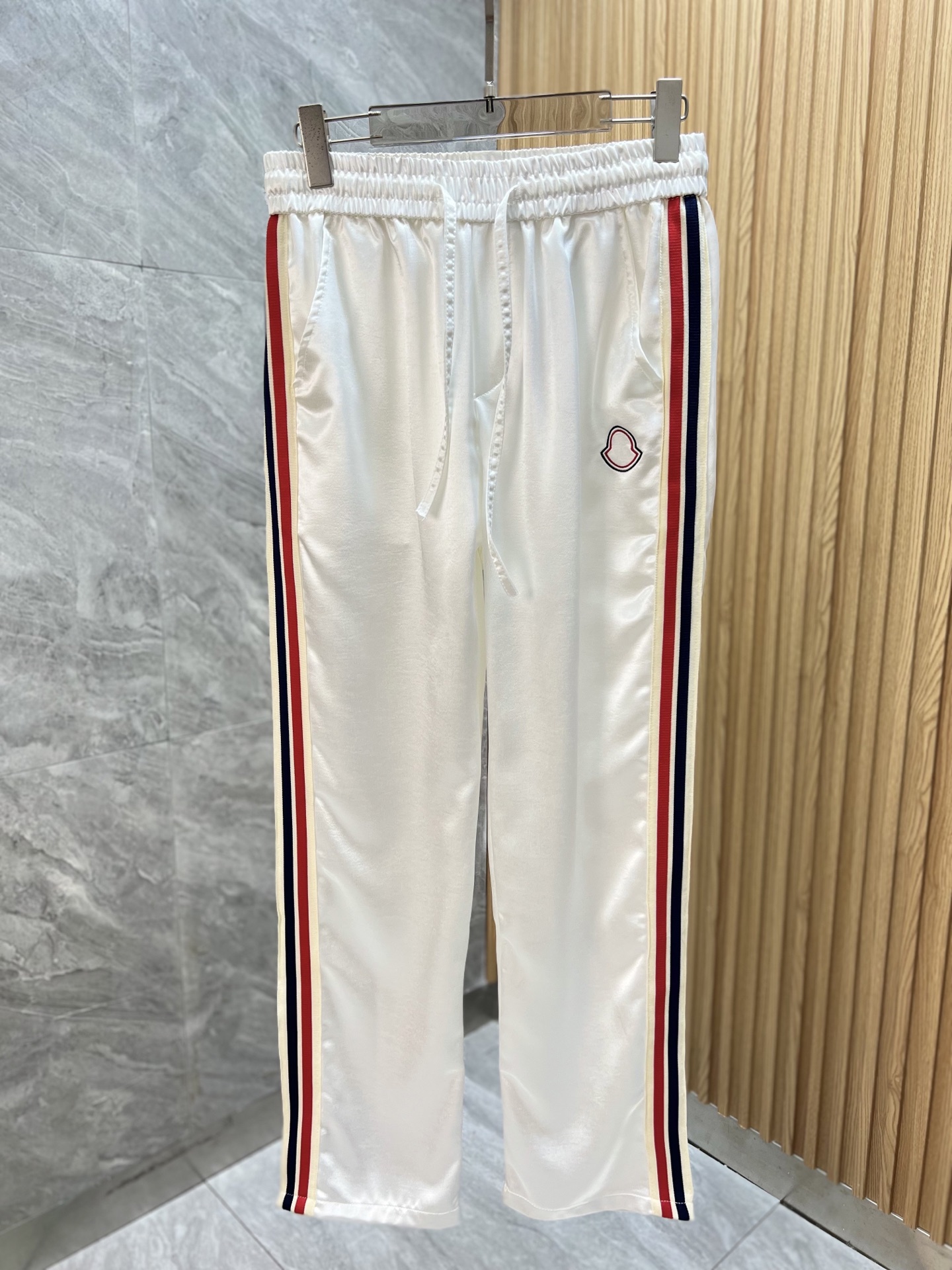 NO:483537,Moncler/满有有 2025 spring and summer new product, complete three standards, casual pants, good products, don’t need to introduce too much, look at the details, counter number M-3XL 175/140 upper body suggestions L,, Moncler, alexander wang19860909Moncler/蒙口 2025春夏新品 三标齐全 休闲裤 好货不用过多介绍 看细节 专柜码数M-3XL 175/140上身建议L,,Moncler,alexander wang,Men's clothing