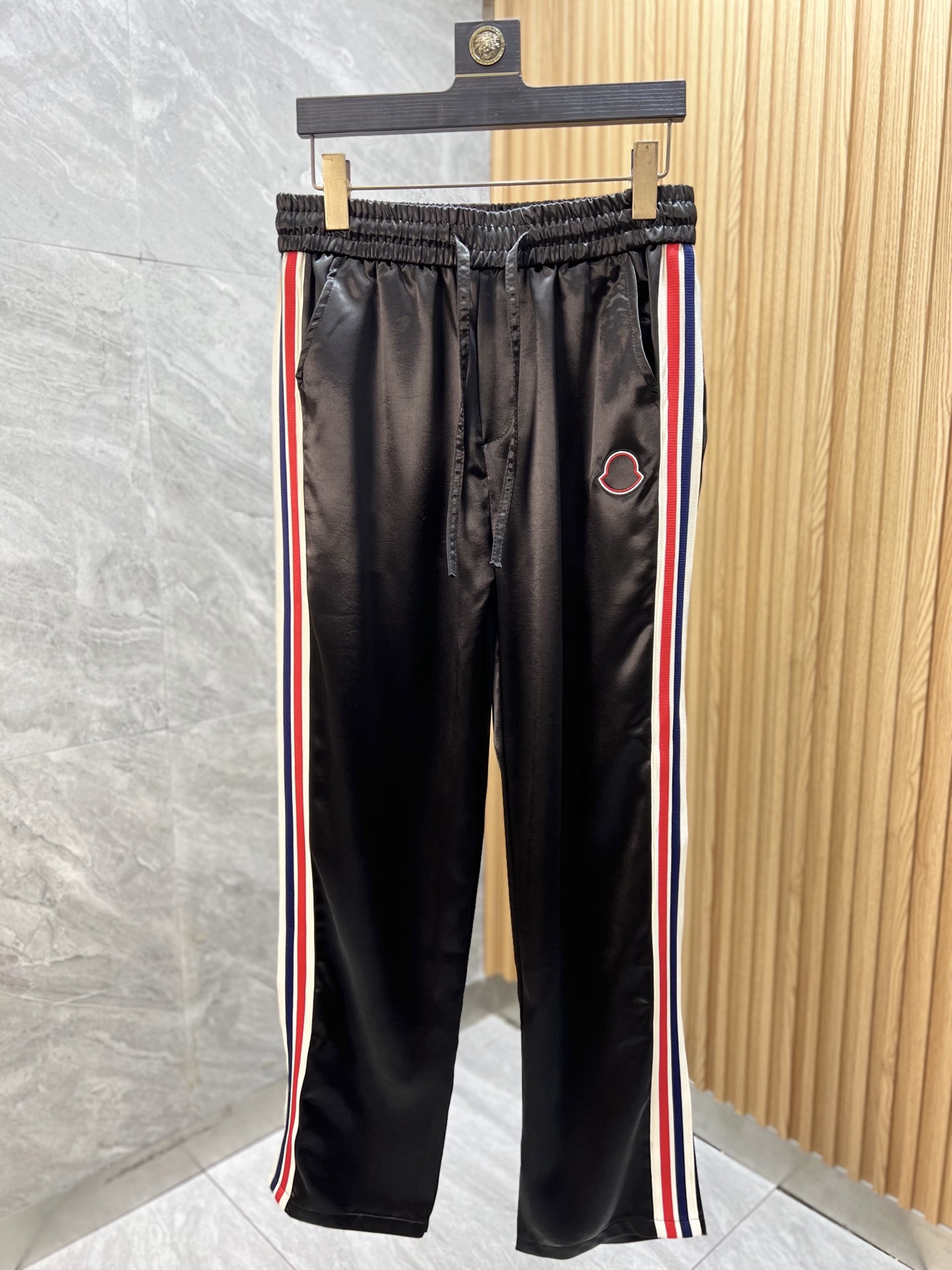 NO:493829,Moncler/满有有 2025 spring and summer new product, complete three standards, casual pants, good products, don’t need to introduce too much, look at the details, counter number M-3XL / 140 upper body suggestions L,, Moncler, alexander wang19860909Moncler/蒙口 2025春夏新品 三标齐全 休闲裤 好货不用过多介绍 看细节 专柜码数M-3XL /140上身建议L,,Moncler,alexander wang,Men's clothing