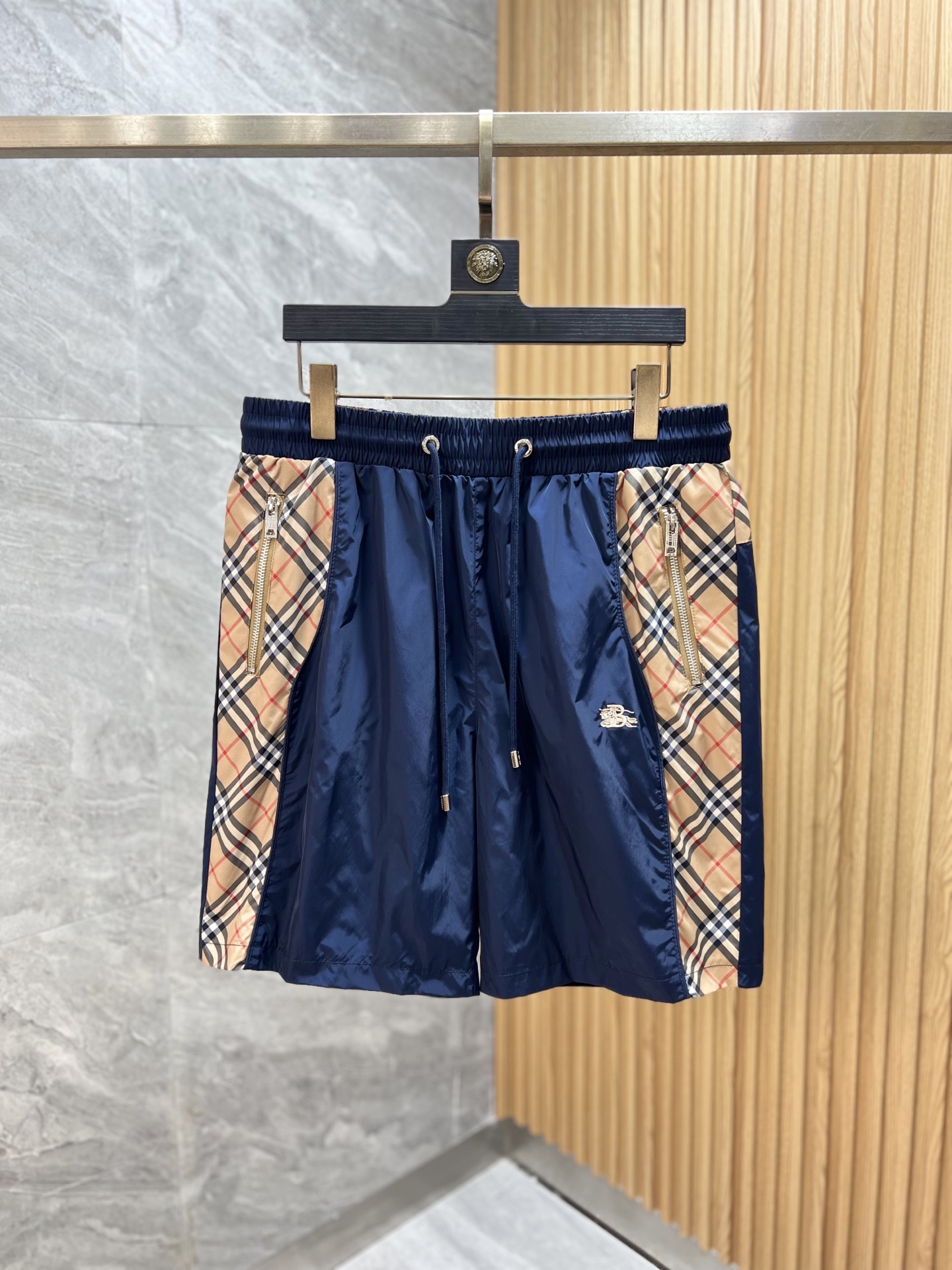 NO:483562,Burberry/Burberry 2025 Spring and Summer New Products, Complete Three Standards, Shorts, Good Products, Don’t need to introduce too much, See the details, Counter Code M-XXXL 175/140 Upper Body Suggestions L,,burberry,burberry, shorts,alexander wang19860909Burberry/巴宝莉 2025春夏新品 三标齐全 短裤 好货不用过多介绍 看细节 专柜码数M-XXXL 175/140上身建议L,,burberry,burberry,shorts,alexander wang,Men's clothing