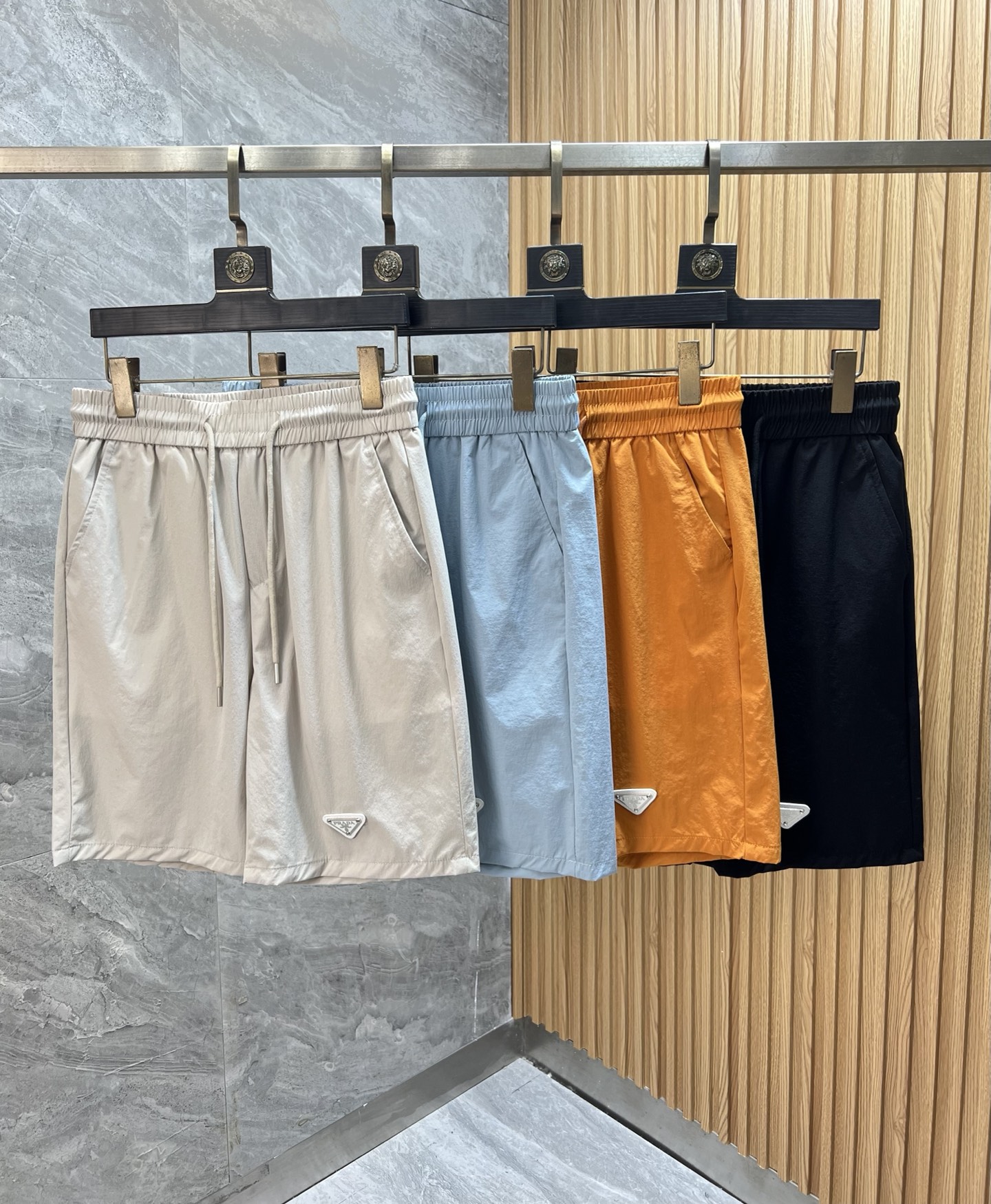 NO:483525,Prada/Prada 2025 Spring and Summer New Products, Complete Three Standards, Shorts, Don’t need to introduce too much good products, look at the details, Counter code M-XXL 175/140 Upper body suggestions L,,prada,prada,shorts,alexander wang19860909Prada/普拉达 2025春夏新品 三标齐全 短裤 好货不用过多介绍 看细节 专柜码数M-XXL 175/140上身建议L,,prada,prada,shorts,alexander wang,Men's clothing