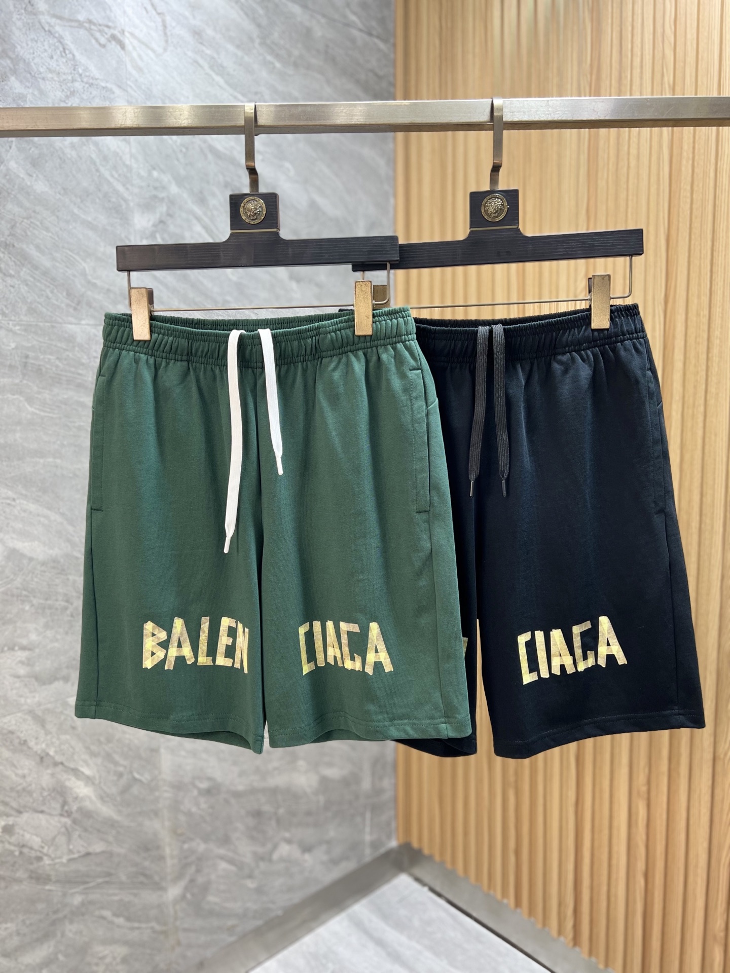 NO:483533,Balenciaga/Balenciaga 2025 spring and summer new products, complete three standards, shorts, good products, don't need to introduce too much, look at the details, counter code S-XXL 175/140 upper body suggestions M,,balenciaga,balenciaga, shorts,alexander wang19860909Balenciaga/巴黎世家 2025春夏新品 三标齐全 短裤 好货不用过多介绍 看细节 专柜码数S-XXL 175/140上身建议M,,balenciaga,balenciaga,shorts,alexander wang,Men's clothing