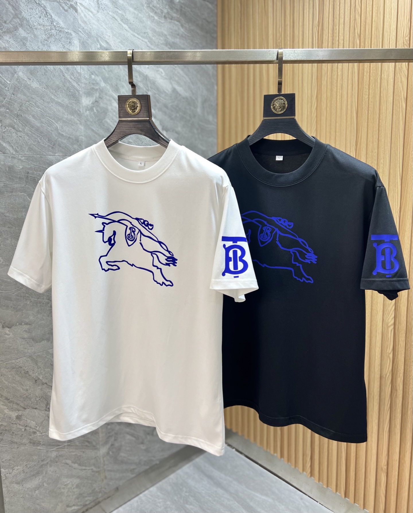 NO:452111,Burberry/Burberry 2025 Spring and Summer New Products, Complete Three Standards, Short-sleeved T-shirts, Good Goods Don't Be Over-Introduction, Look at the Details, Counter Codes M-XXXXL / Suggestions, burberry, burberry, T-shirt, tees, t-shirt, alexander wang19860909Burberry/巴宝莉 2025春夏新品 三标齐全 短袖T恤 好货不用过多介绍 看细节 专柜码数M-XXXXL /建议L,,burberry,burberry,T-shirt,tees，t-shirt,alexander wang,Men's clothing