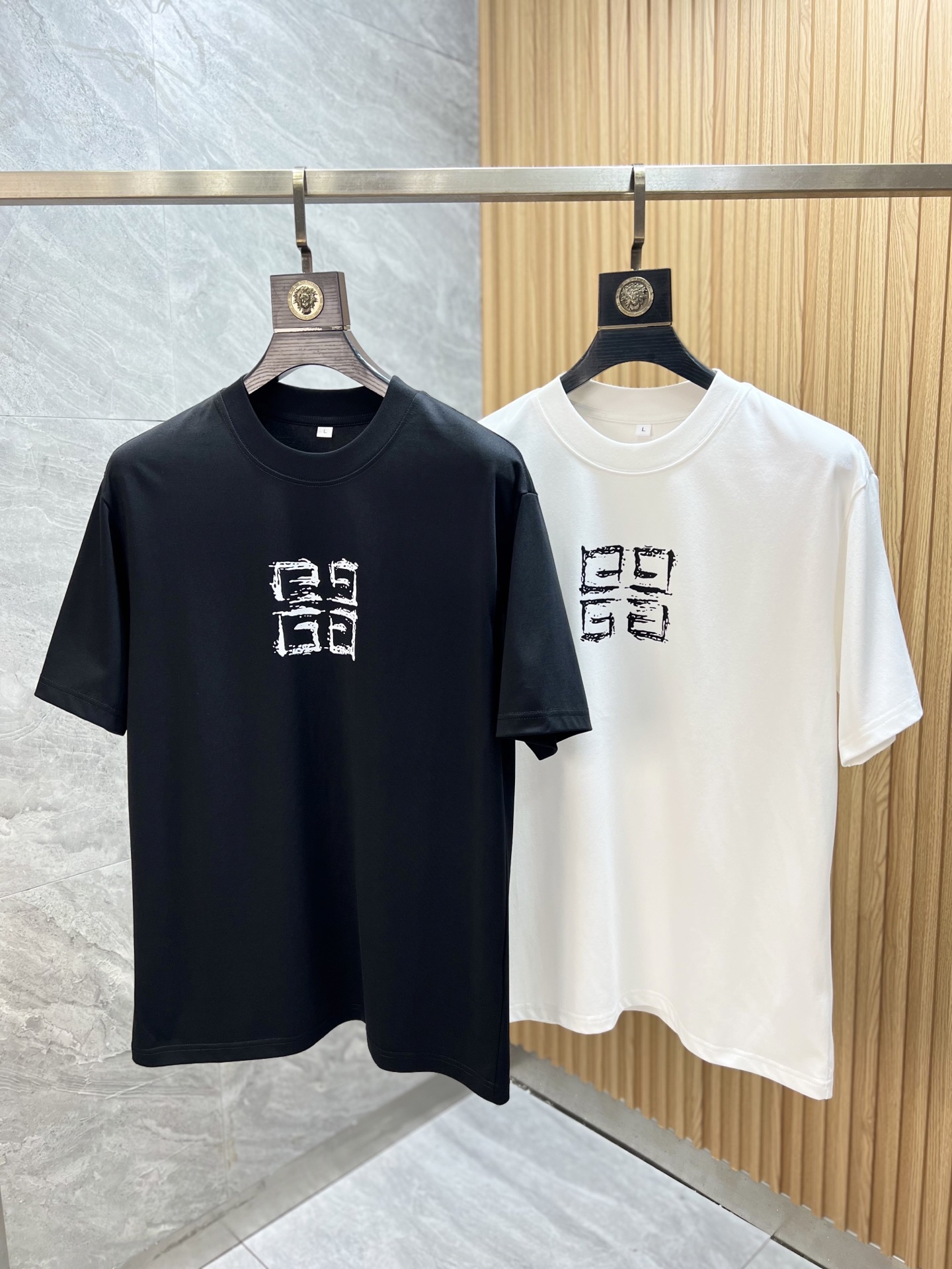 NO:452116,Givenchy 2025 Spring and Summer New Products, Complete Three Standards, Short-sleeved T-shirts, Good Products, Don't need to introduce too much, look at the details, Counter Code M-XXXXL / Suggestions, given, given, given, T-shirt, tees, t-shirt, alexander wang19860909give/纪梵希 2025春夏新品 三标齐全 短袖T恤 好货不用过多介绍 看细节 专柜码数M-XXXXL /建议L,,givenchy,givenchy,T-shirt,tees，t-shirt,alexander wang,Men's clothing