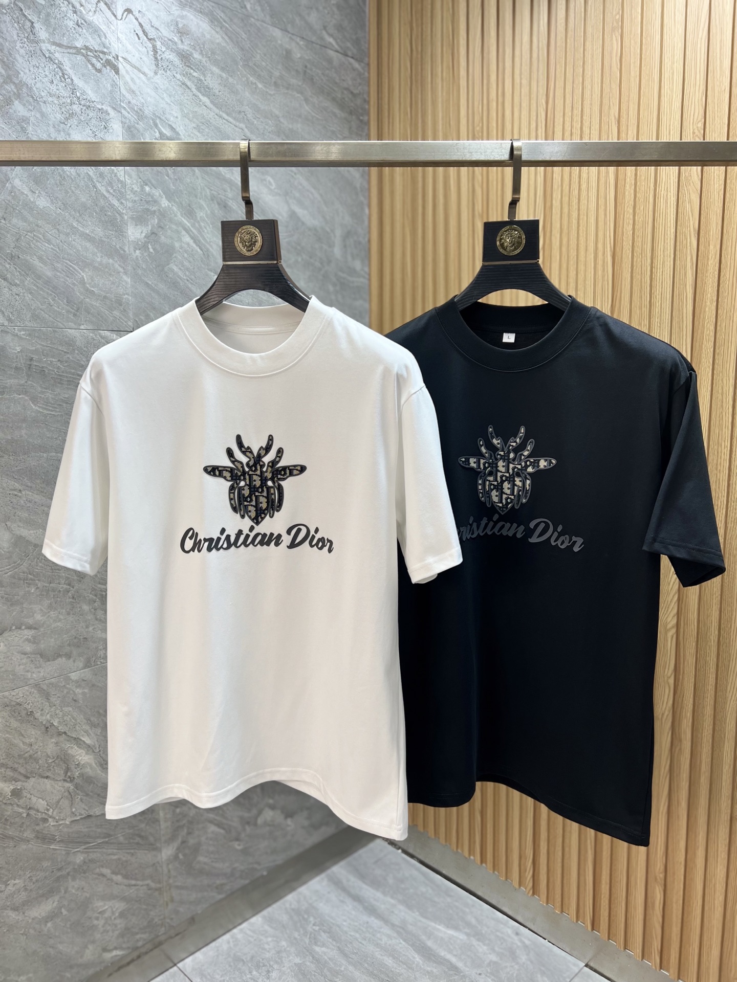 NO:452139,Dior/Dior 2025 spring and summer new products, complete three standards, short-sleeved T-shirts, good products, don’t need to be introduced too much, look at the details, counter code M-XXXXL / Suggestions, L, dior, dior, T-shirt, tees, t-shirt, alexander wang19860909Dior/迪奥 2025春夏新品 三标齐全 短袖T恤 好货不用过多介绍 看细节 专柜码数M-XXXXL /建议L,,dior,dior,T-shirt,tees，t-shirt,alexander wang,Men's clothing