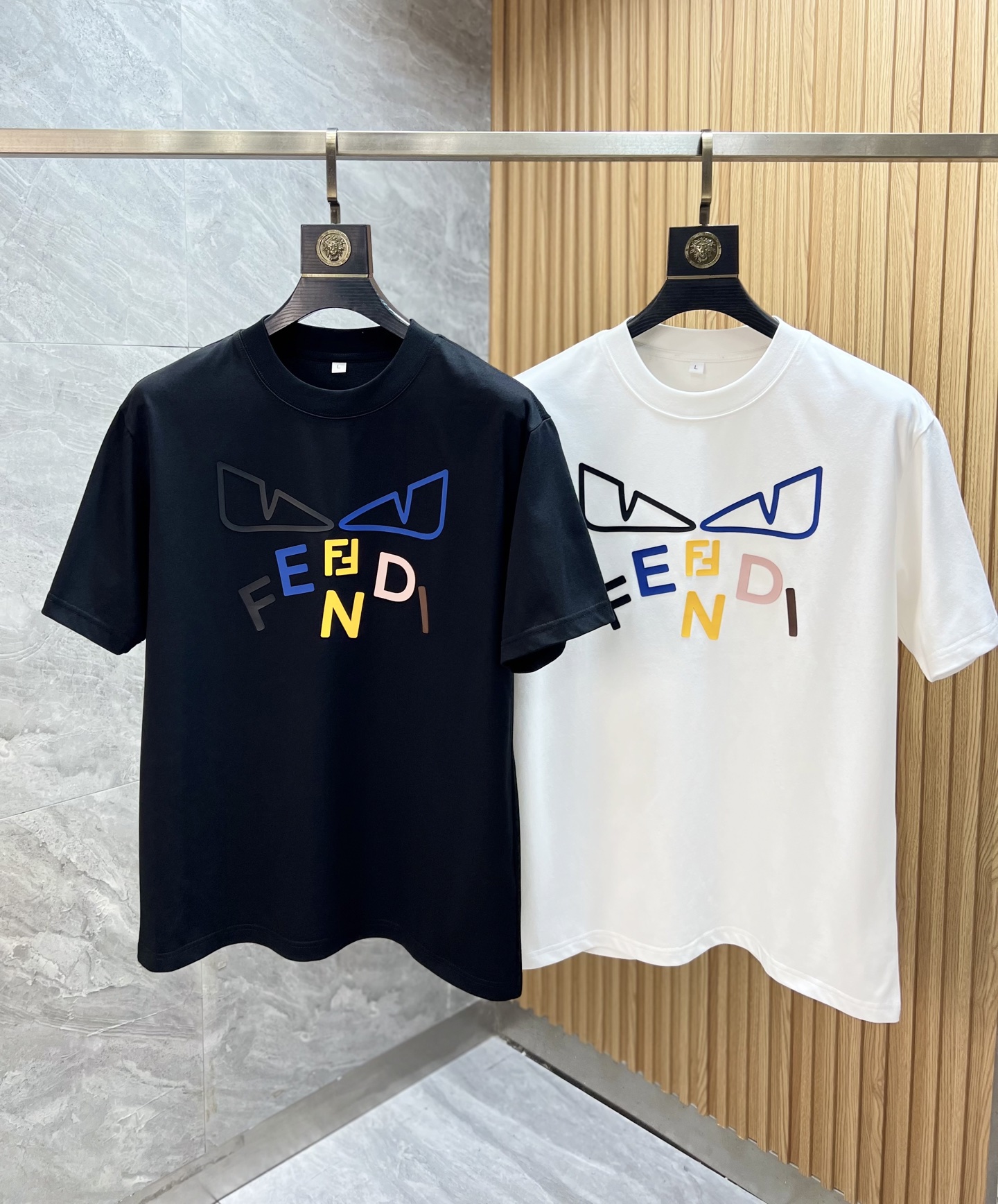 NO:452098,Fendi/Fendi 2025 spring and summer new products, complete three standards, short-sleeved T-shirts, good products, don't need to be introduced too much, look at the details, counter code M-XXXXL / Suggestions, fendi, fendi, T-shirt, tees, t-shirt, alexander wang19860909Fendi/芬迪 2025春夏新品 三标齐全 短袖T恤 好货不用过多介绍 看细节 专柜码数M-XXXXL /建议L,,fendi,fendi,T-shirt,tees，t-shirt,alexander wang,Men's clothing