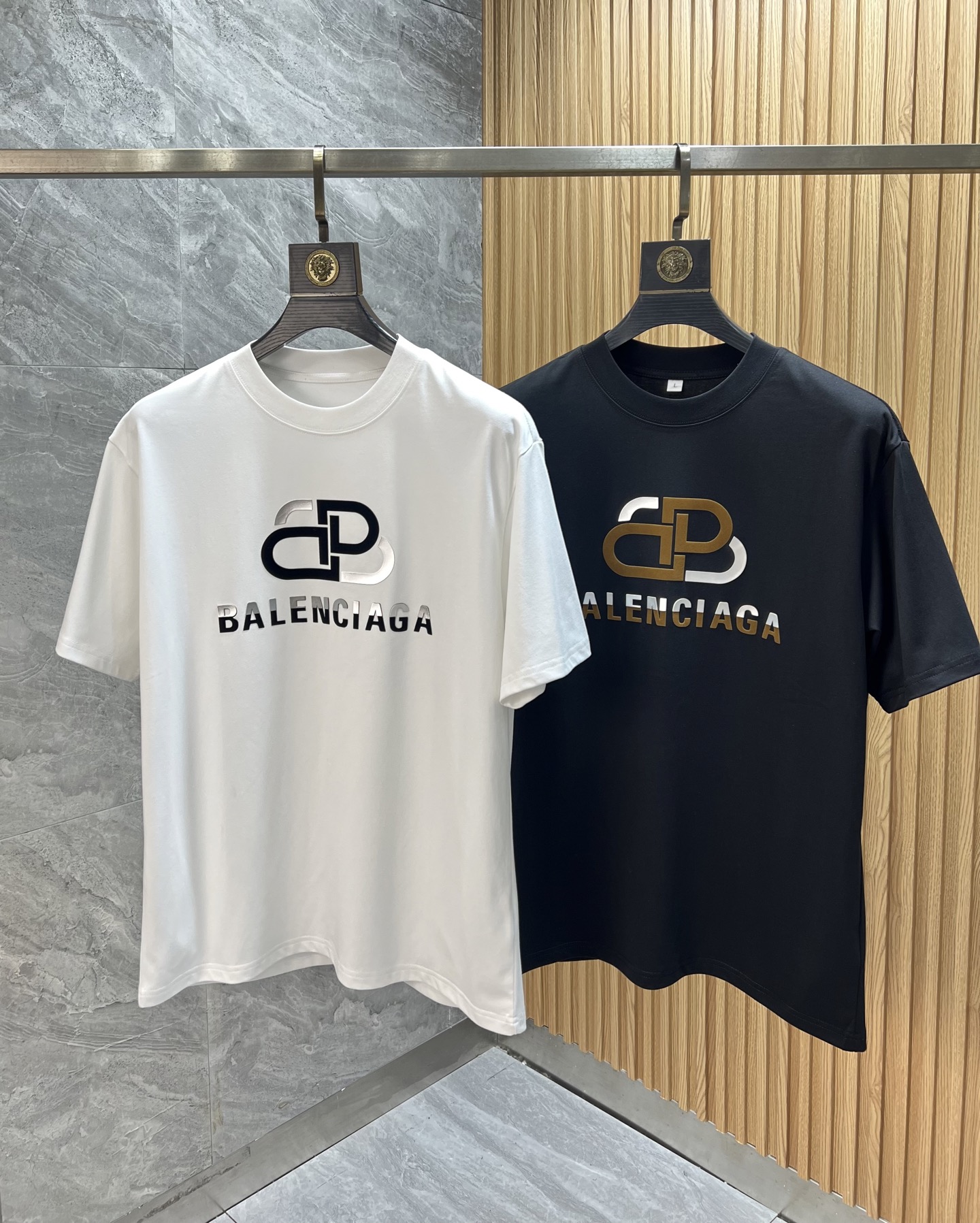 NO:493850,Balenciaga/Balenciaga Spring and Summer 2025 New Products, Three Standards, Short-sleeved T-shirts, Good Goods, Don't need to introduce too much, look at the details, Counter Code M-XXXXL / Suggestions,,balenciaga,balenciaga,T-shirt,tees,t-shirt,alexander wang19860909Balenciaga/巴黎世家 2025春夏新品 三标齐全 短袖T恤 好货不用过多介绍 看细节 专柜码数M-XXXXL /建议L,,balenciaga,balenciaga,T-shirt,tees，t-shirt,alexander wang,Men's clothing