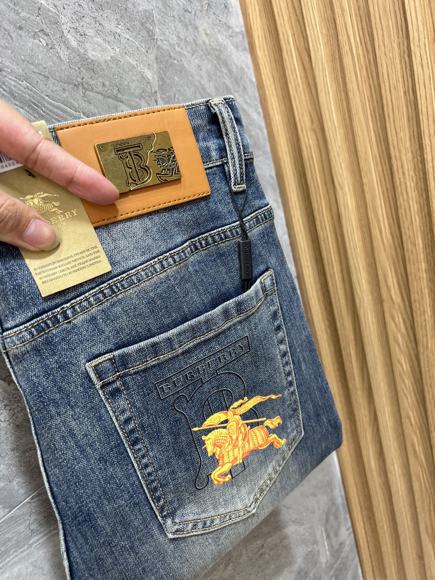 NO:465572,Burberry/Burberry 2025 Spring and Summer New Products, Complete Three Standards, Jeans, Don’t need to introduce too much good products, look at the details, the counter number is 29-38 / 140 upper body 32,,burberry,burberry,jeans,alexander wang19860909Burberry/巴宝莉 2025春夏新品 三标齐全 牛仔裤 好货不用过多介绍 看细节 专柜码数29-38 /140上身32码,,burberry,burberry,jeans,alexander wang,Men's clothing