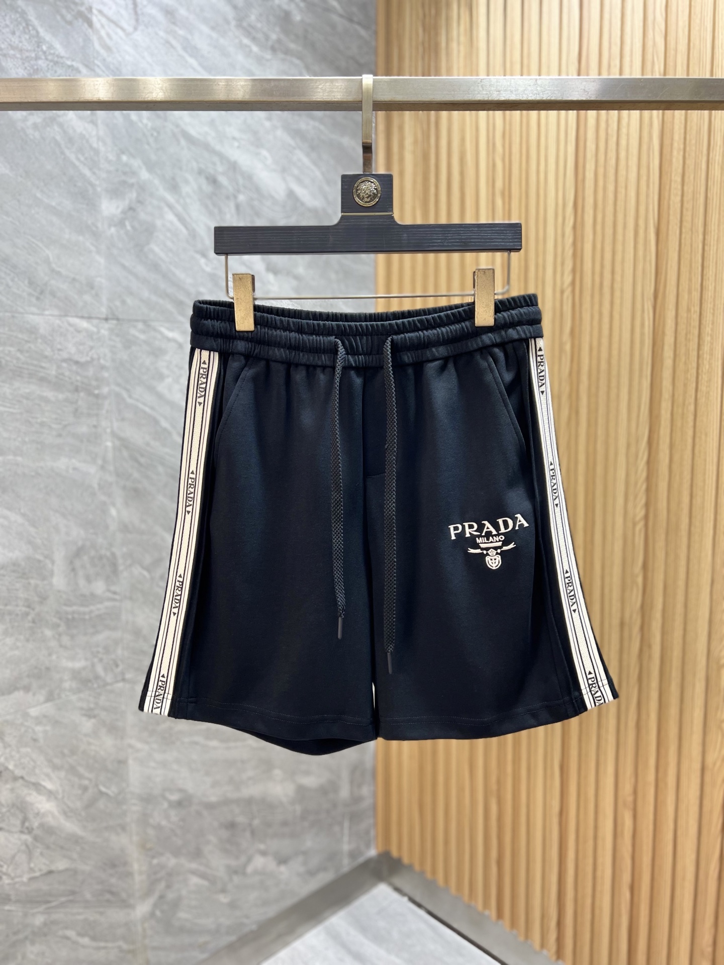 NO:465568,Prada/Prada 2025 spring and summer new products, complete three standards, shorts, good products, don’t need to introduce too much, look at the details, counter number M-XXXL /140 upper body suggestions L,,prada,prada, shorts,alexander wang19860909Prada/普拉达 2025春夏新品 三标齐全 短裤 好货不用过多介绍 看细节 专柜码数M-XXXL /140上身建议L,,prada,prada,shorts,alexander wang,Men's clothing